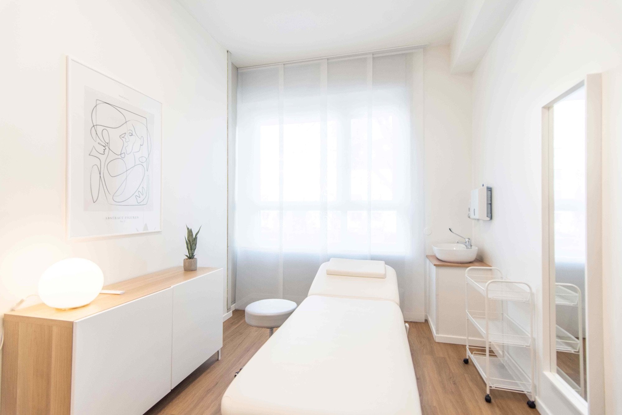 Lettino da visita con mobile illuminato e finestra in studio professionale Standard presso Spatium Porta Romana, Milano