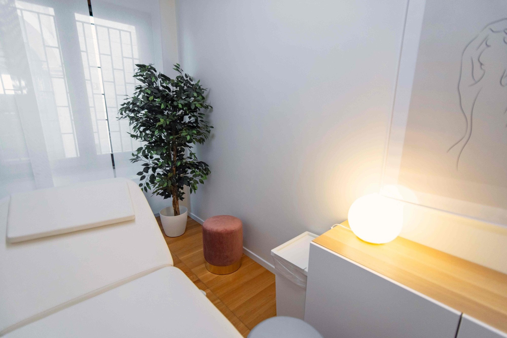 Lettino da visita con mobile e lampada in studio professionale Standard presso Spatium Corso Italia, Milano