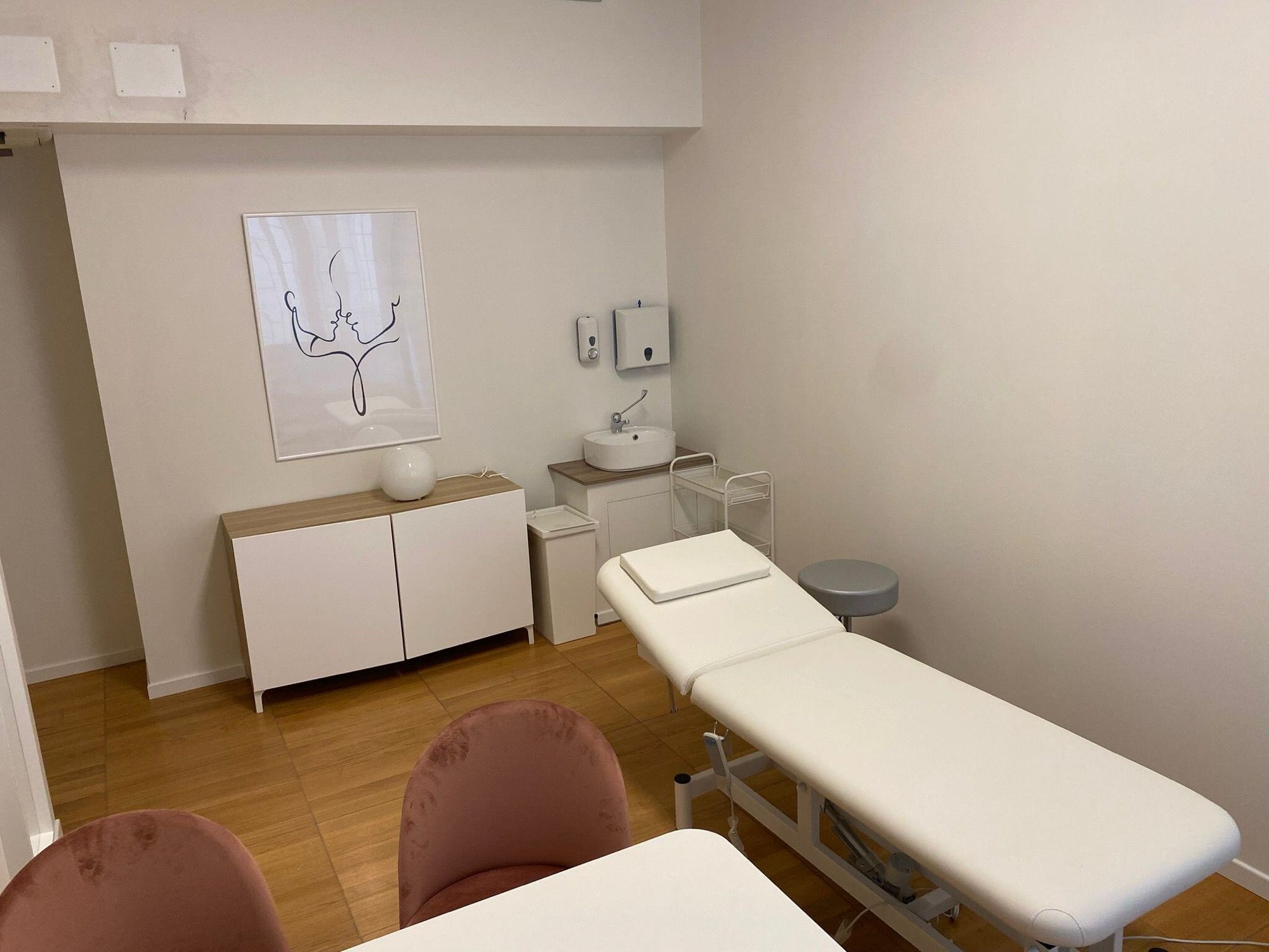 Lettino da visita con mobile, lavabo e tavolo in studio professionale Exclusive presso Spatium Corso Italia, Milano