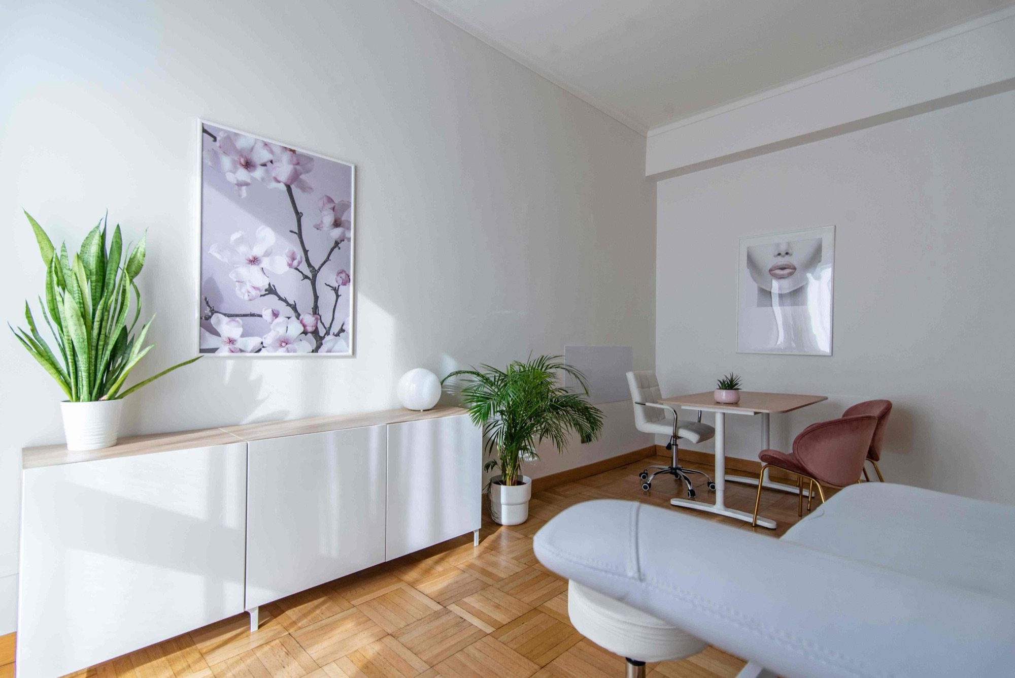 Lettino da visita in primo piano con mobile e piante in studio professionale Exclusive presso Spatium Missori, Milano