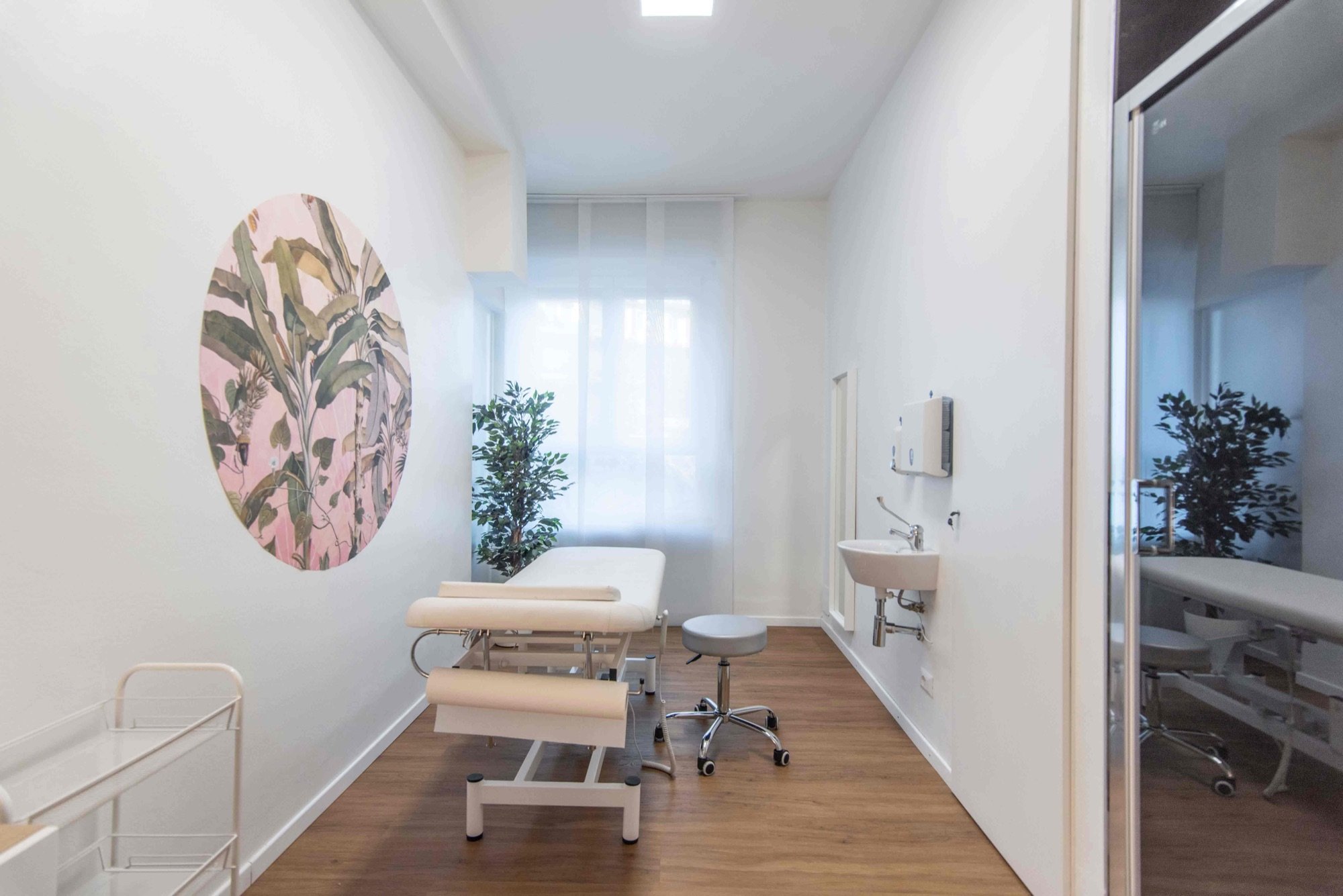 Lettino da visita con pianta e lavabo in studio professionale Standard presso Spatium Porta Romana, Milano