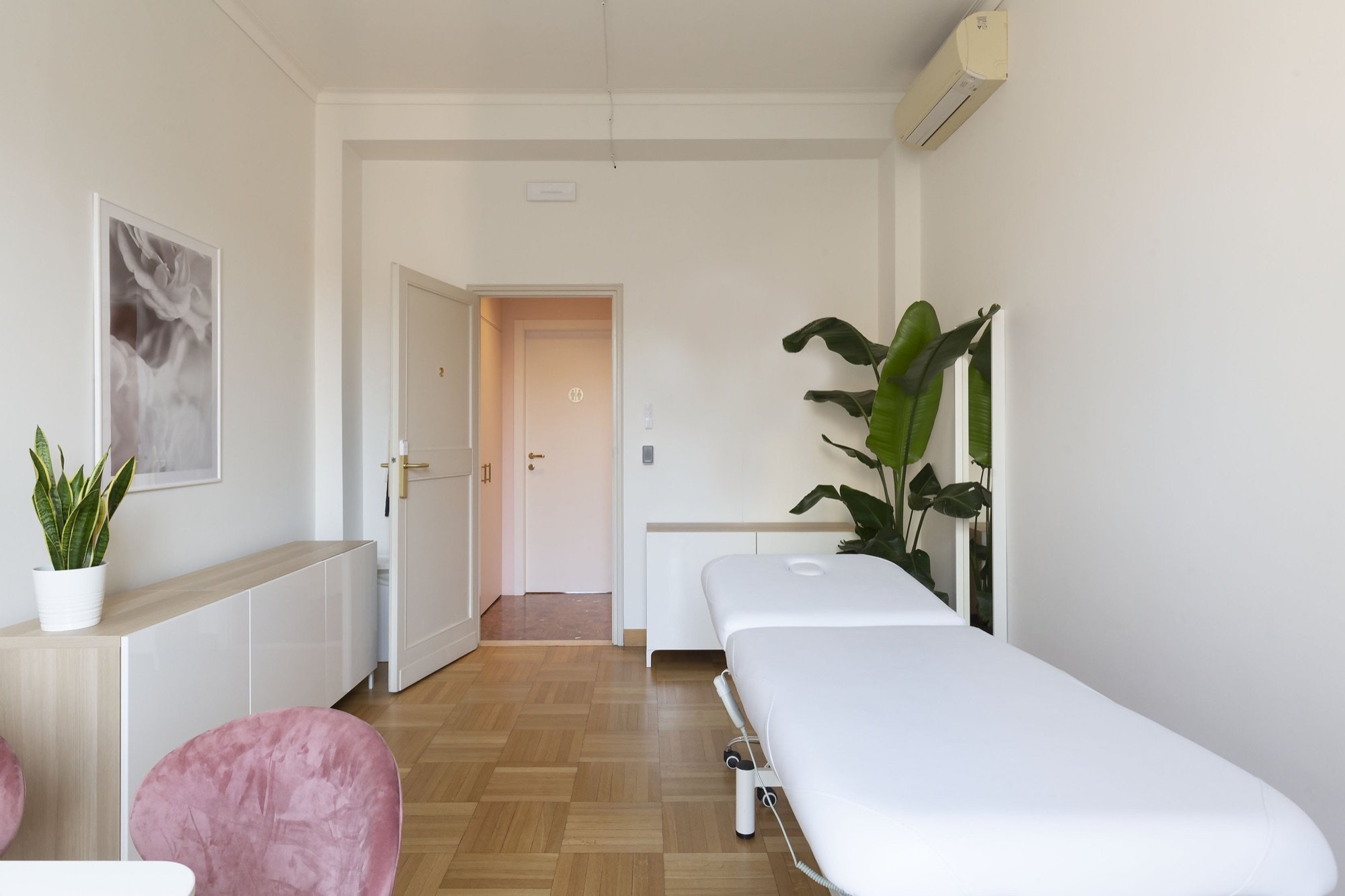 Lettino da visita con pianta e mobile vicino all'ingresso in studio professionale Exclusive presso Spatium Missori, Milano