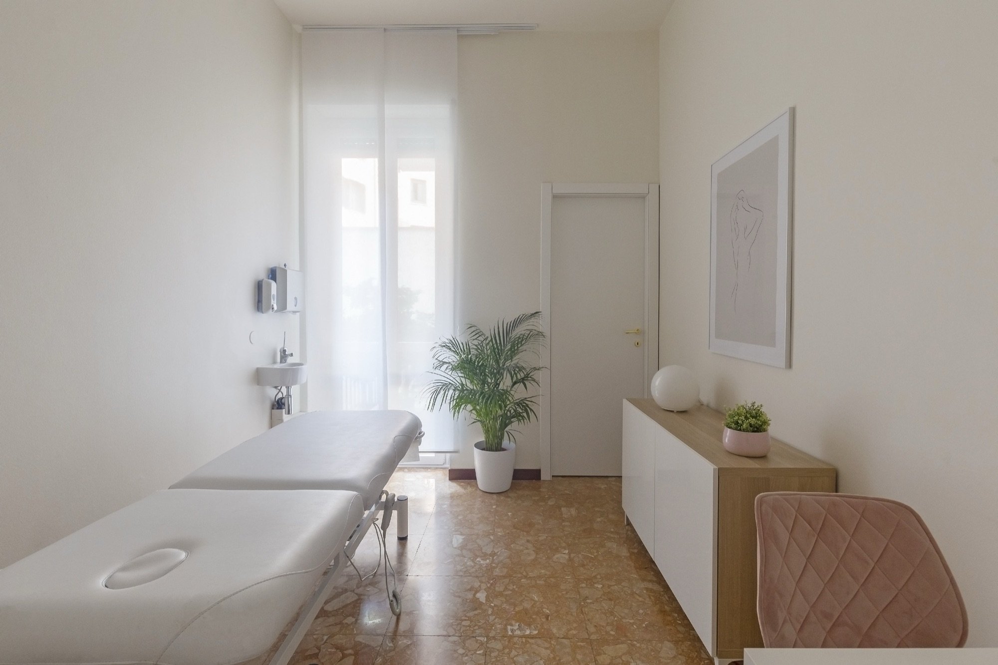 Lettino da visita con pianta e mobile contenitore in studio professionale Premium presso Spatium Repubblica, Milano