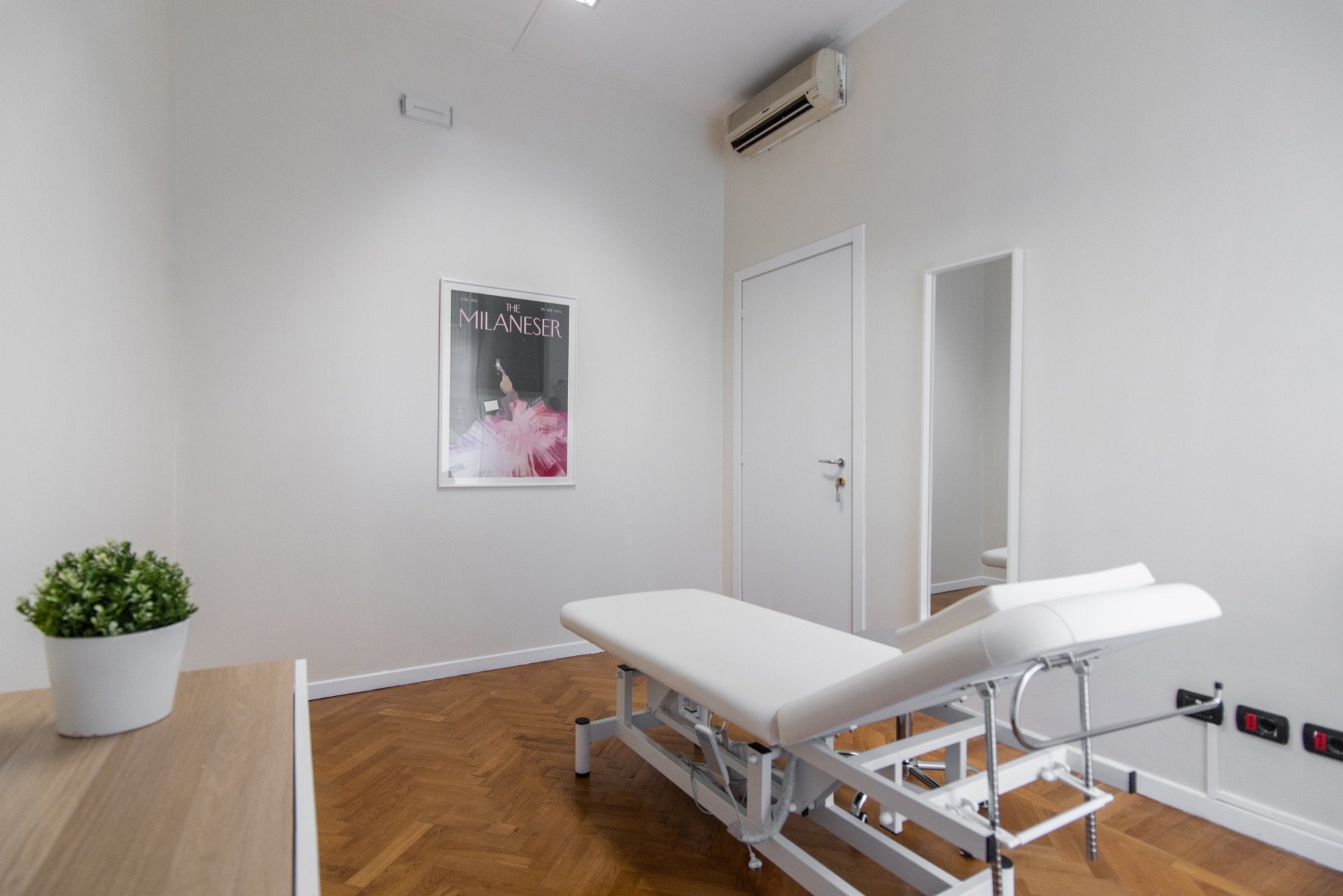 Lettino da visita con pianta e mobile in studio professionale Premium presso Spatium Santa Sofia, Milano