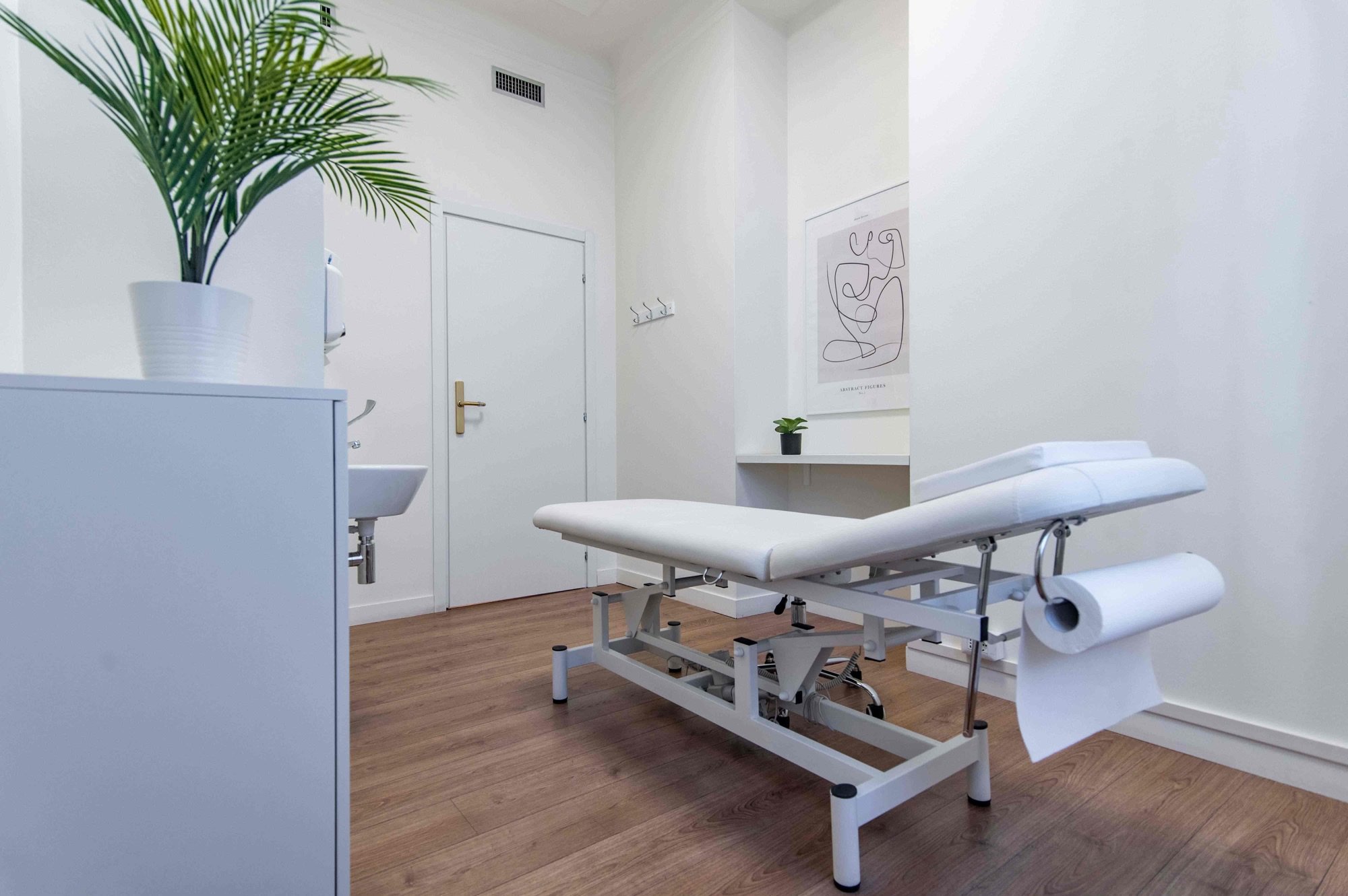 Lettino da visita con pianta e mobile in studio professionale Standard presso Spatium Policlinico, Milano