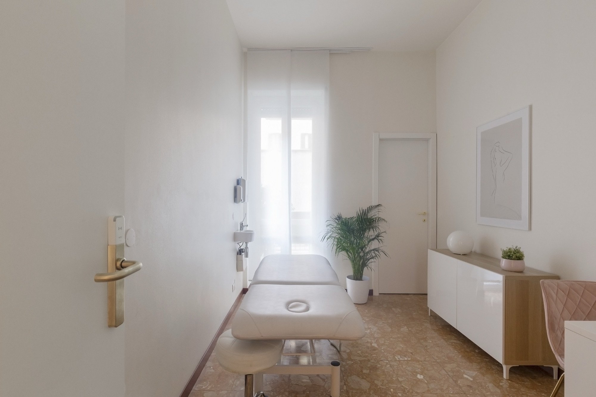 Lettino da visita con pianta e mobile in legno in studio professionale Premium presso Spatium Repubblica, Milano