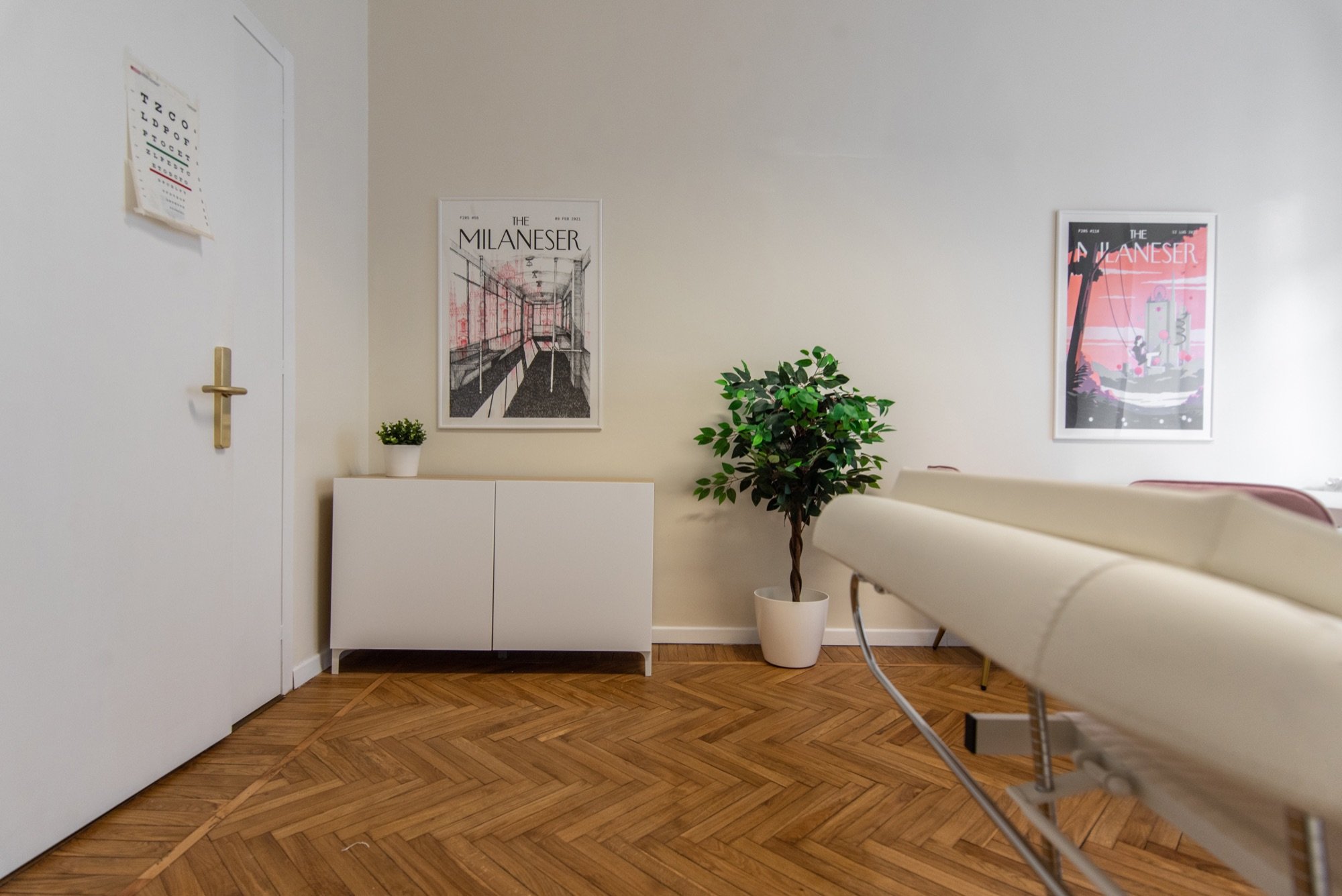 Lettino da visita con pianta e mobile, poltroncina rosa in studio professionale Exclusive presso Spatium Santa Sofia, Milano