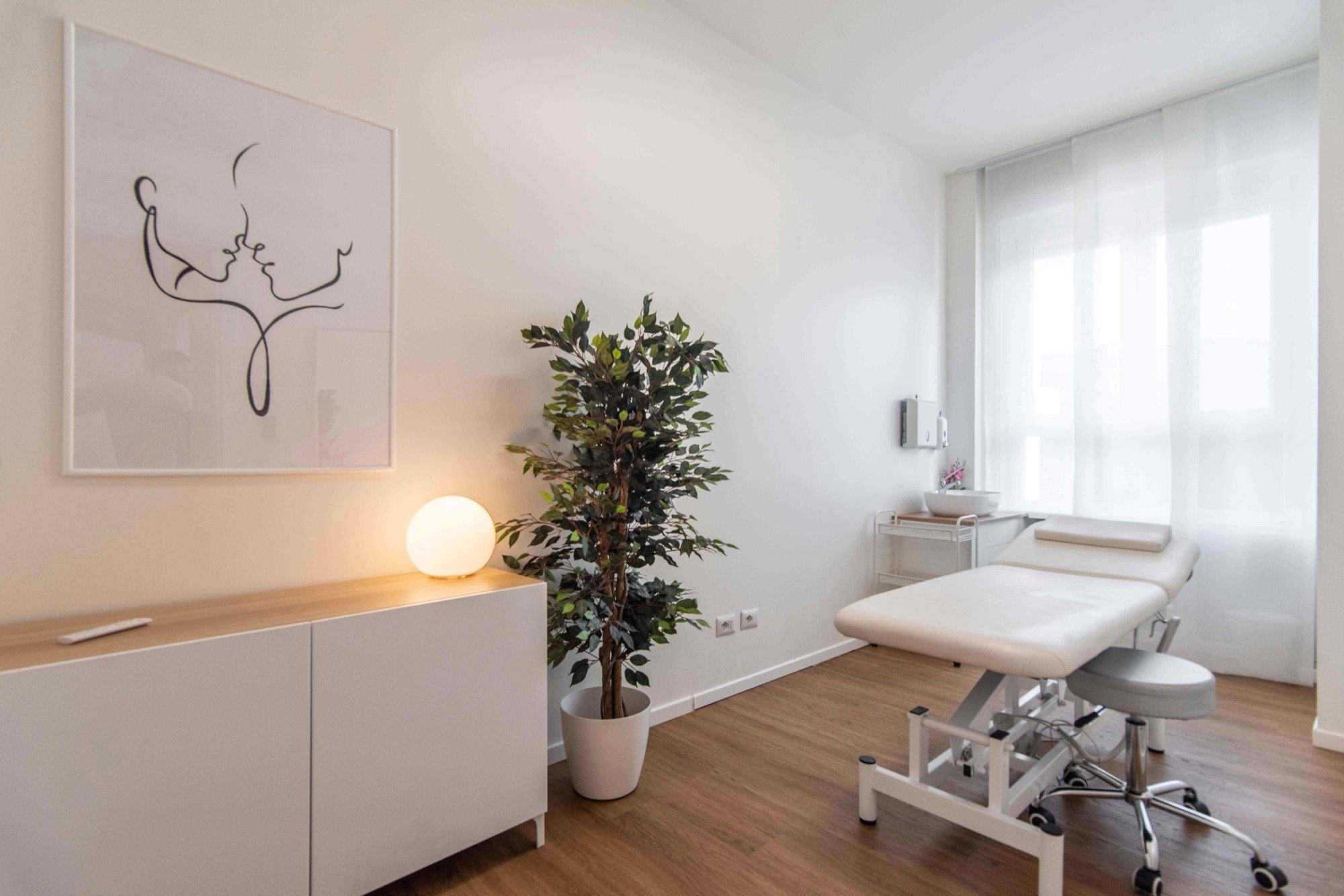 Lettino da visita con pianta, mobile e quadro in studio professionale Standard presso Spatium Porta Romana, Milano