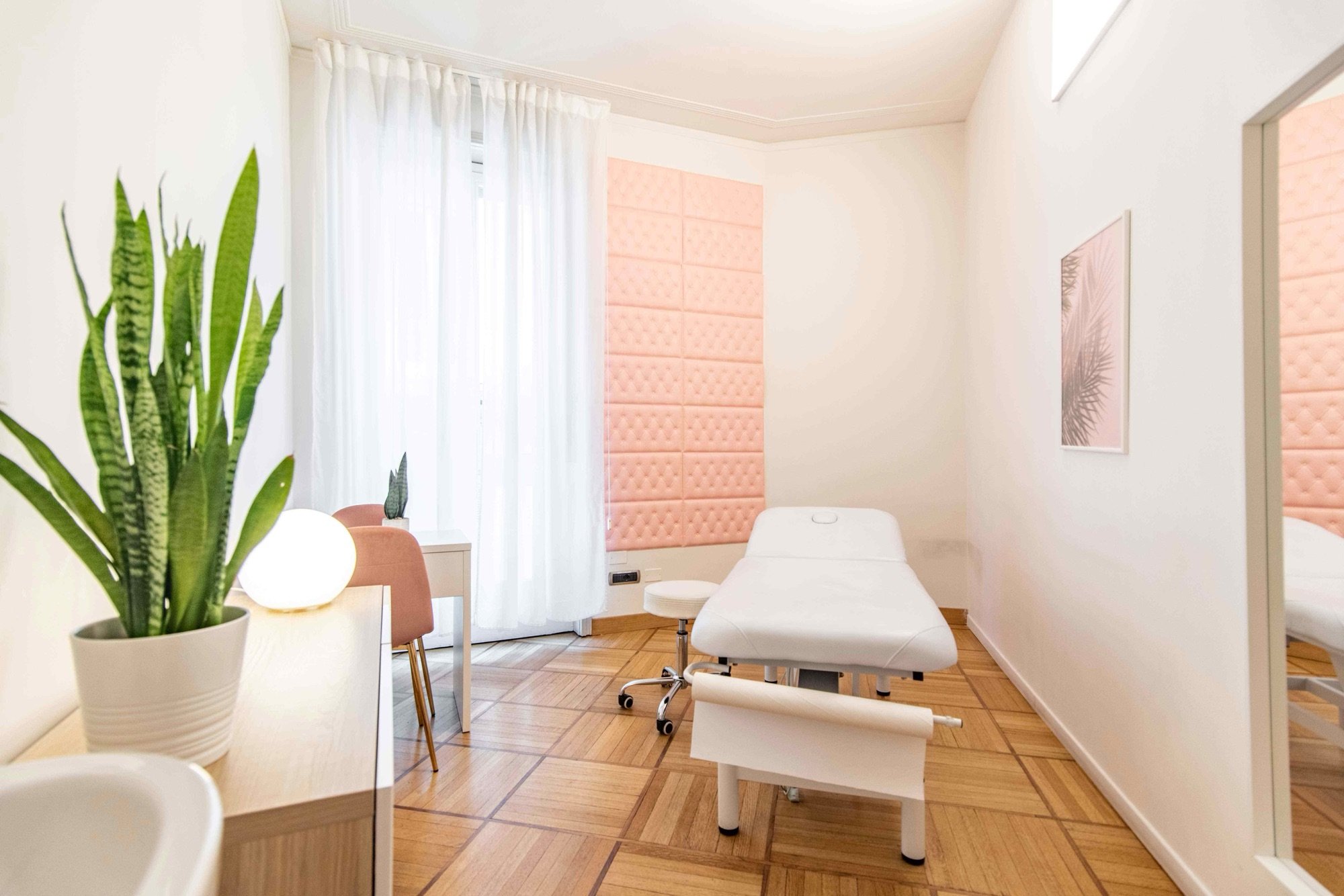 Lettino da visita con pianta e pannello decorativo in studio professionale Premium presso Spatium Missori, Milano