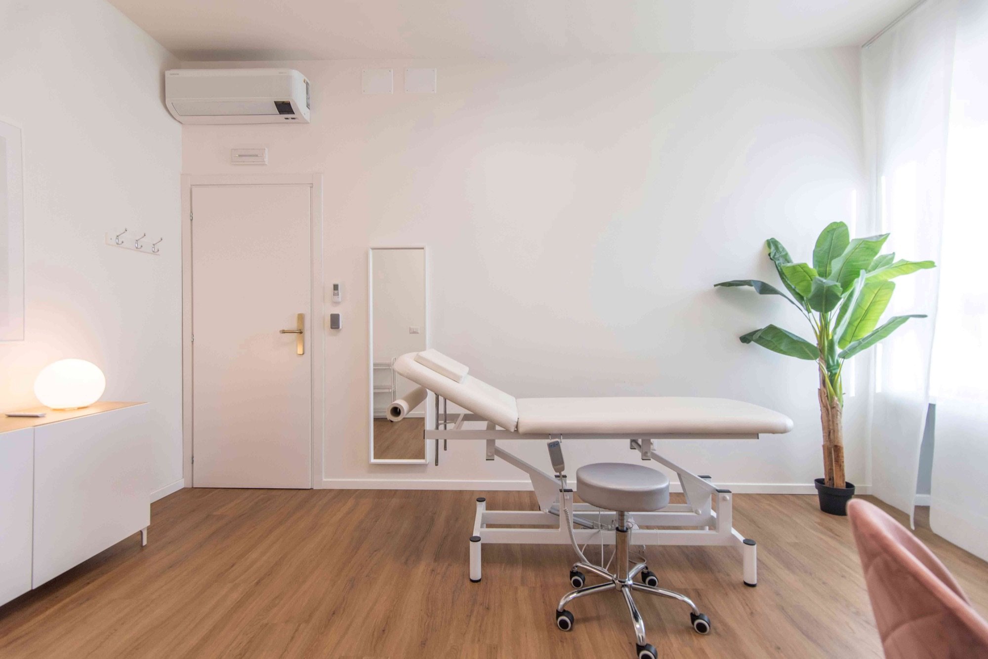 Lettino da visita con pianta e porta d'ingresso in studio professionale Exclusive presso Spatium Porta Romana, Milano