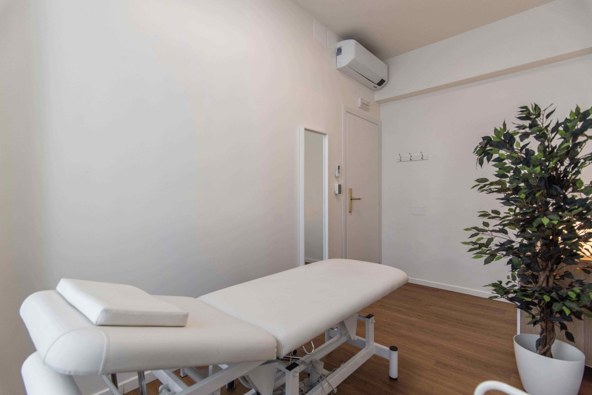 Lettino da visita con pianta e porta d'ingresso in studio professionale Standard presso Spatium Porta Romana, Milano