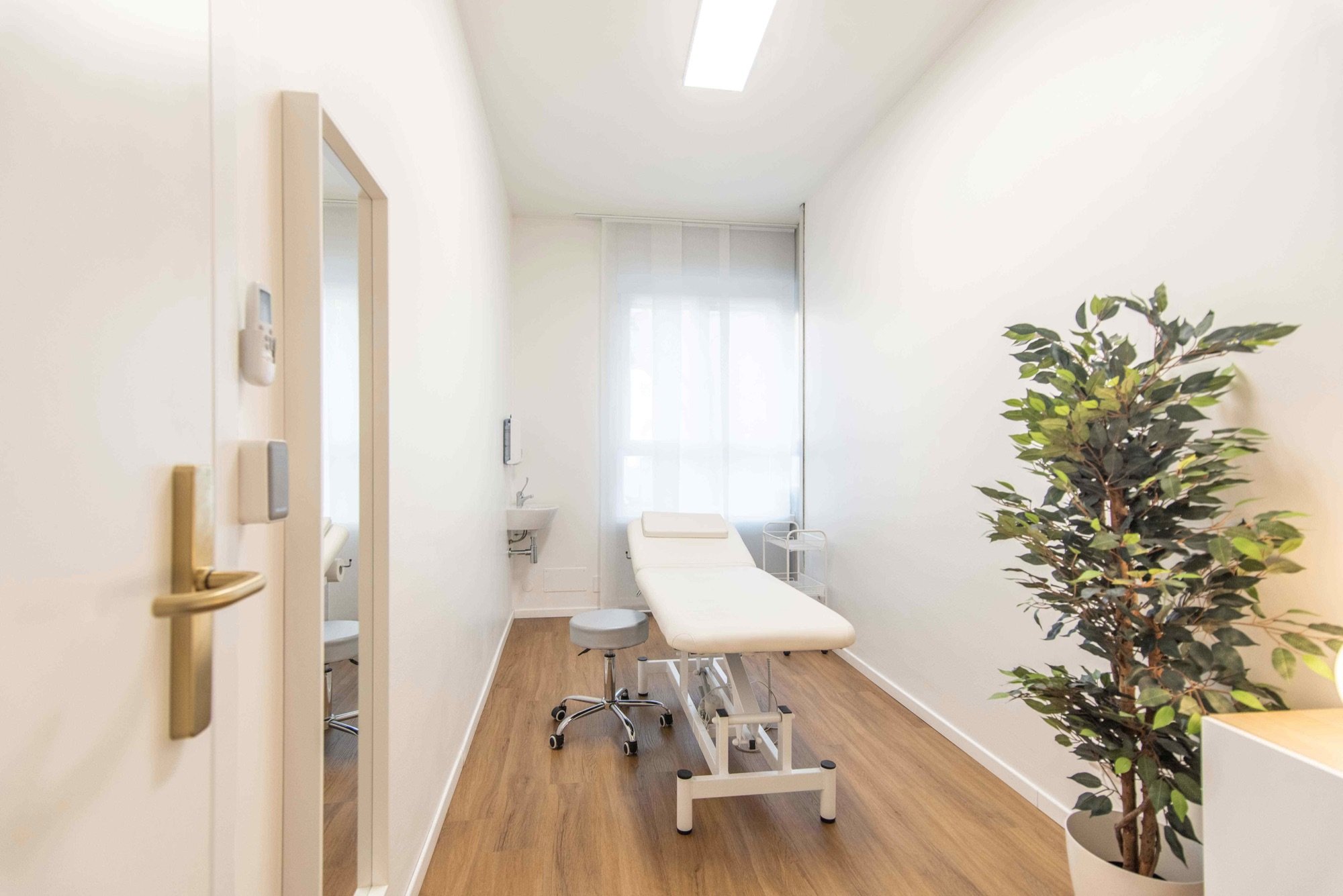 Lettino da visita con pianta e specchio in studio professionale Standard presso Spatium Porta Romana, Milano