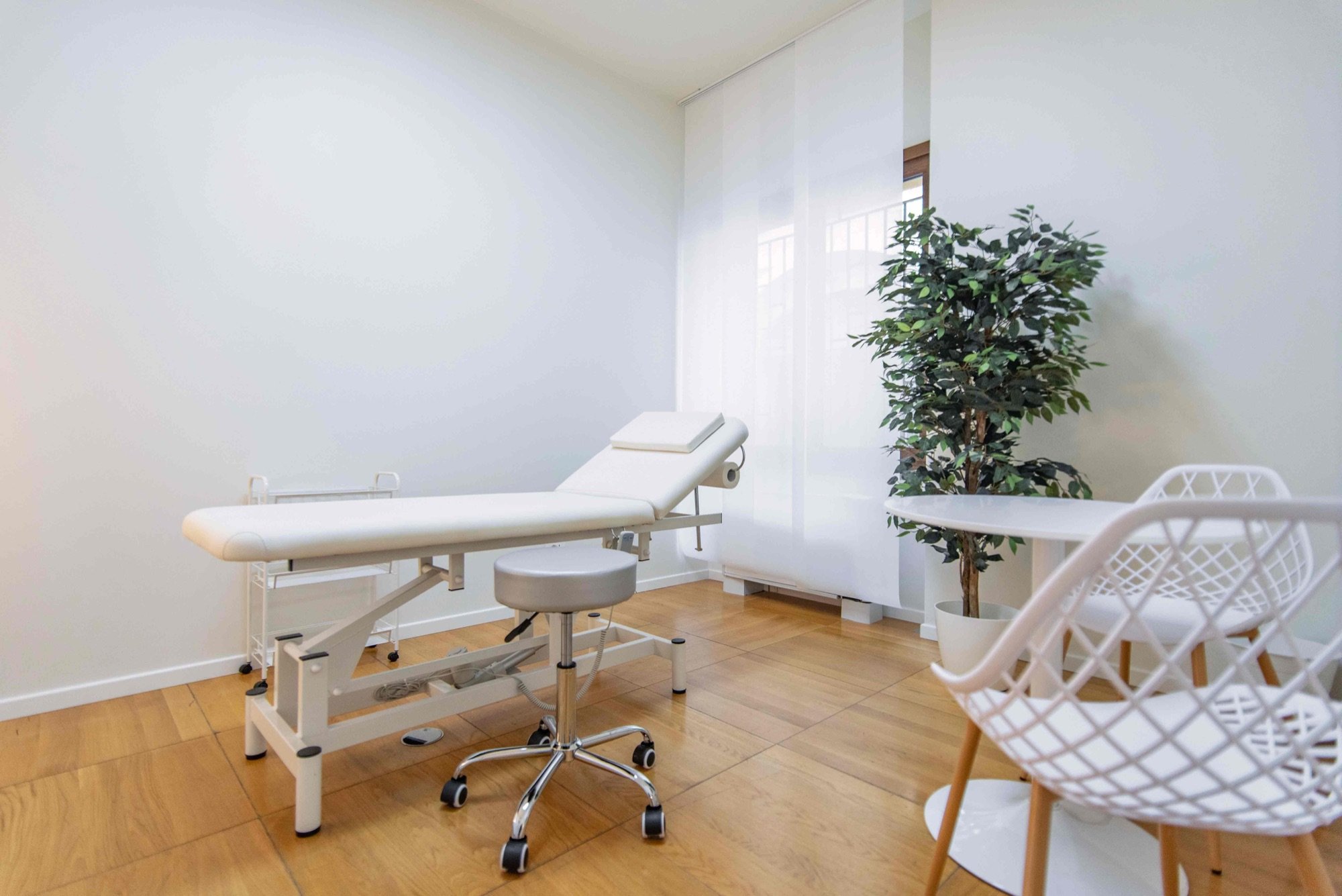 Lettino da visita con poltrona e pianta in studio professionale Premium presso Spatium Corso Italia, Milano