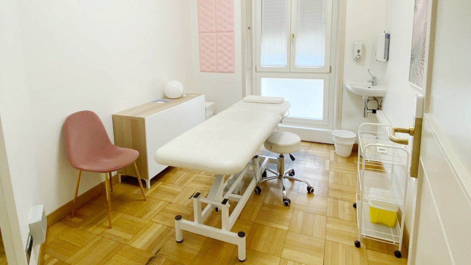 Lettino da visita con poltroncina e lavabo clinico in studio professionale Standard presso Spatium Missori, Milano