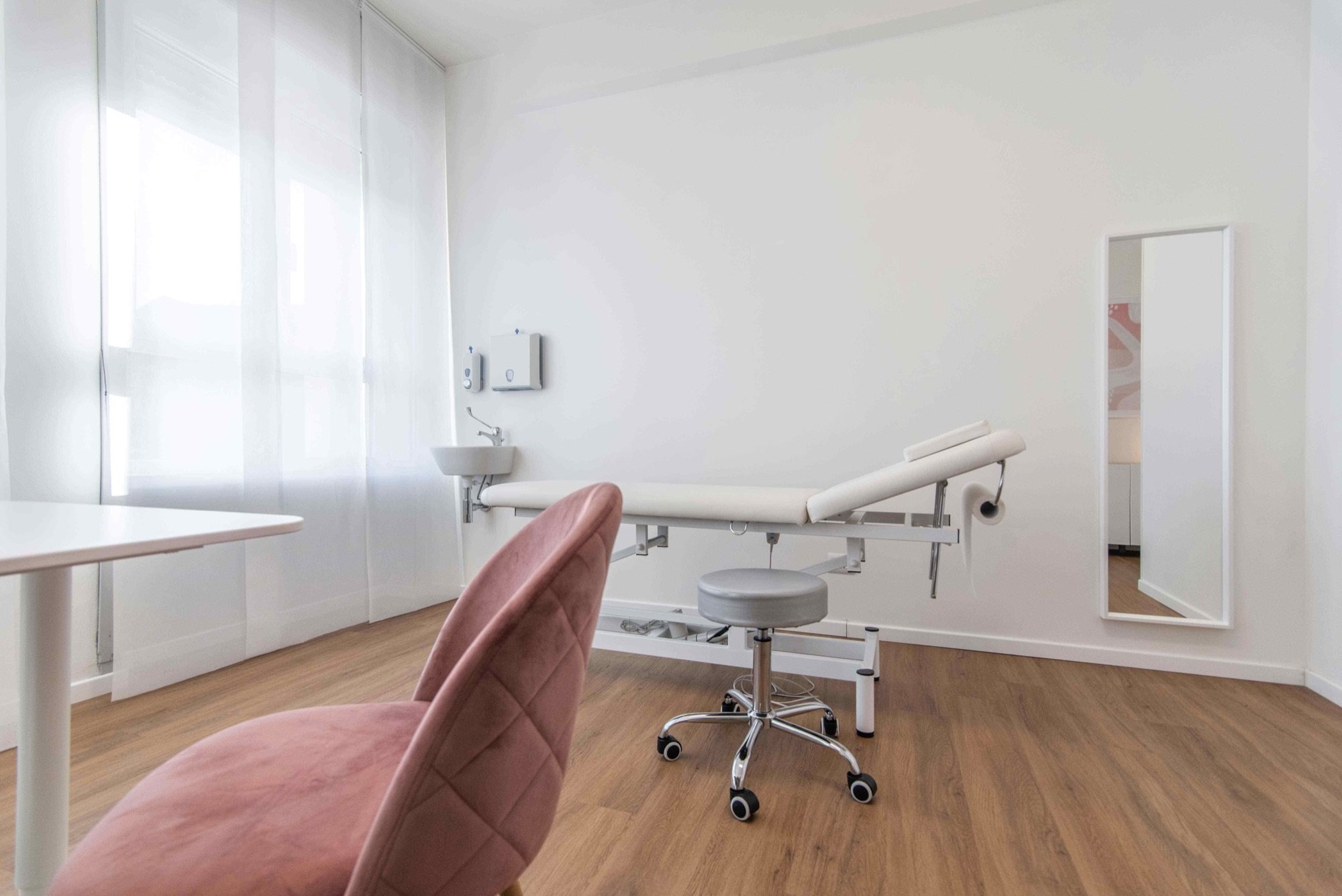 Lettino da visita con poltroncina e specchio in studio professionale Top presso Spatium Porta Romana, Milano