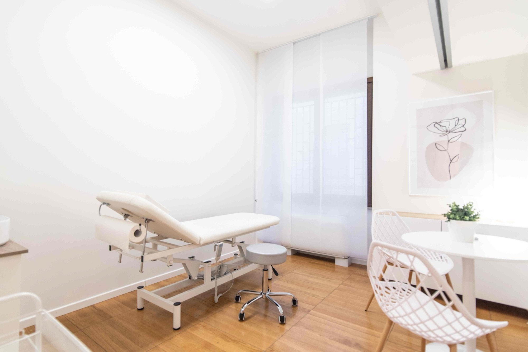 Lettino da visita con poltroncina e tavolo in studio professionale Premium presso Spatium Corso Italia, Milano