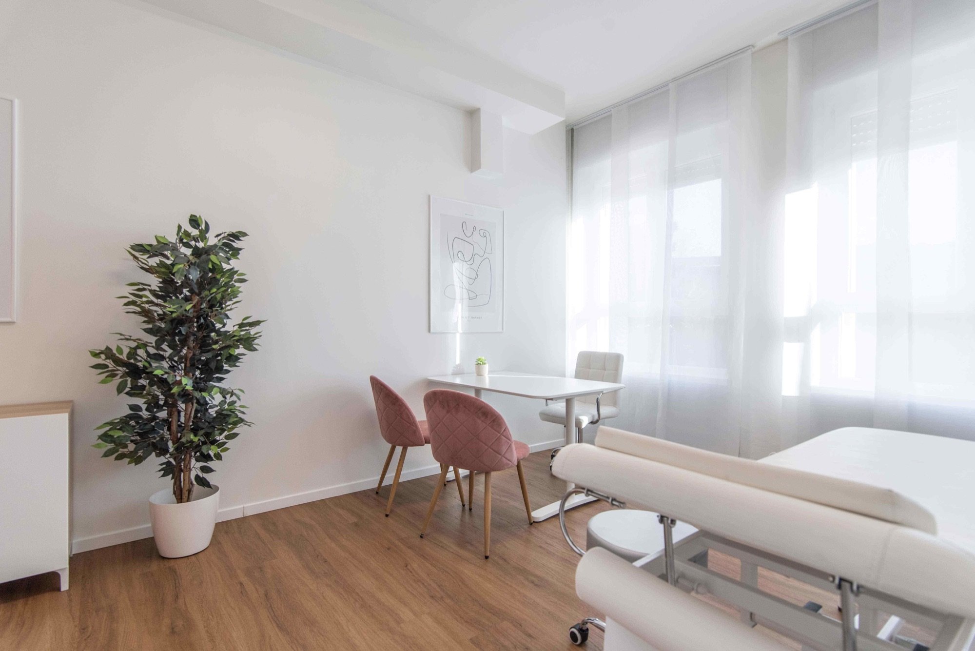 Lettino da visita con poltroncine e grande pianta in studio professionale Top presso Spatium Porta Romana, Milano