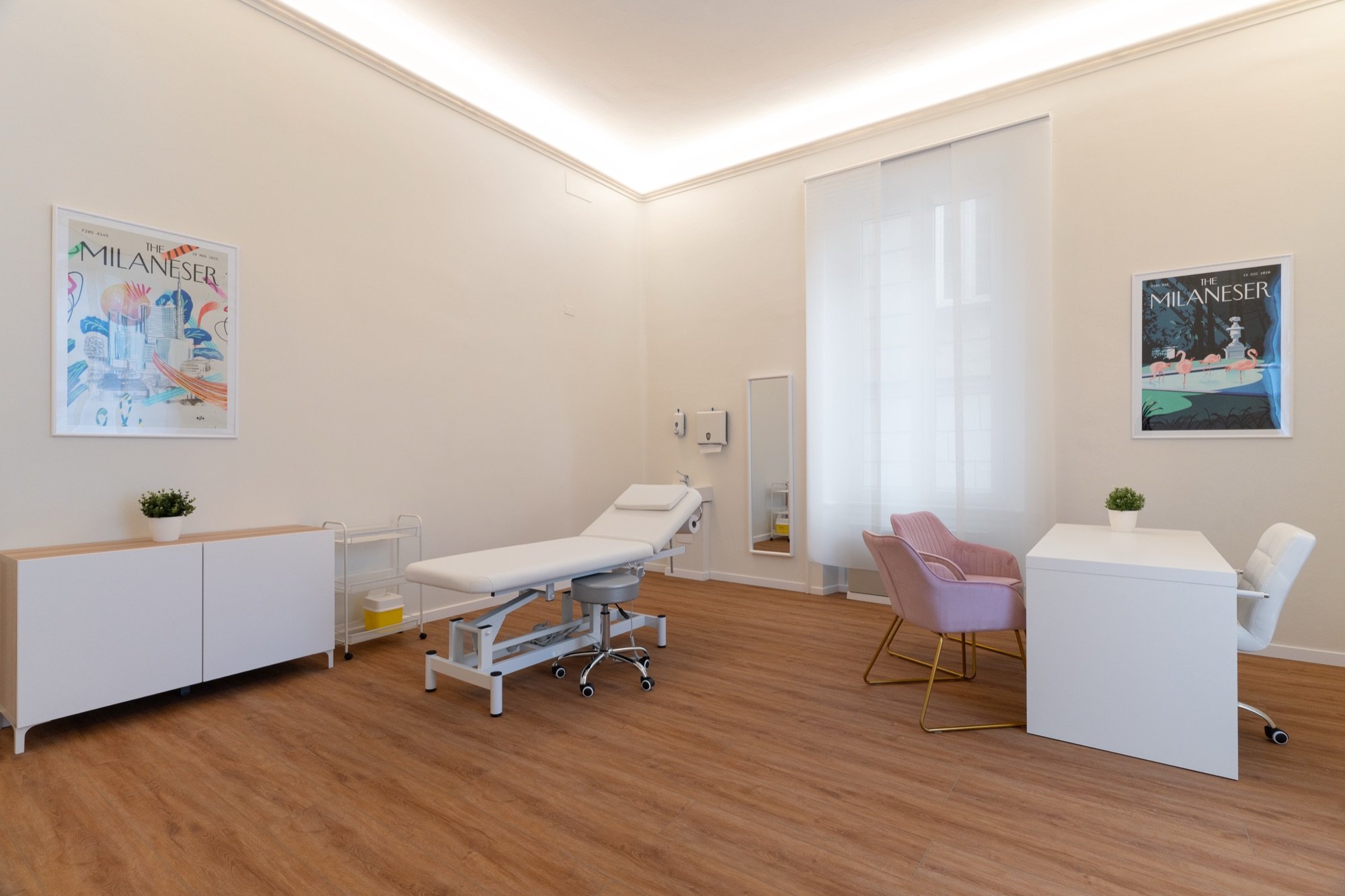 Lettino da visita con poltroncine rosa e mobile in studio professionale Lounge presso Spatium Corso Vercelli, Milano