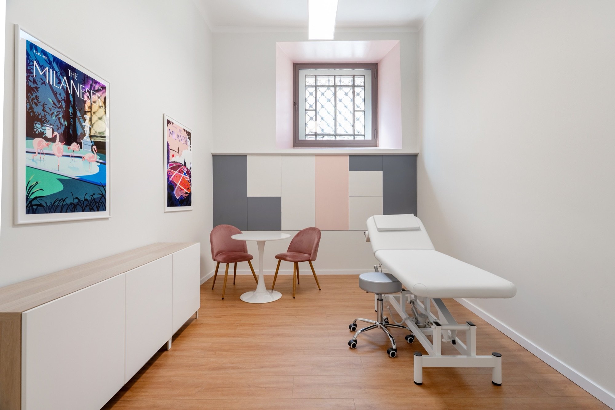Lettino da visita con poltroncine rosa, mobili a parete e finestra in studio professionale Premium Spatium Corso Vercelli, Milano