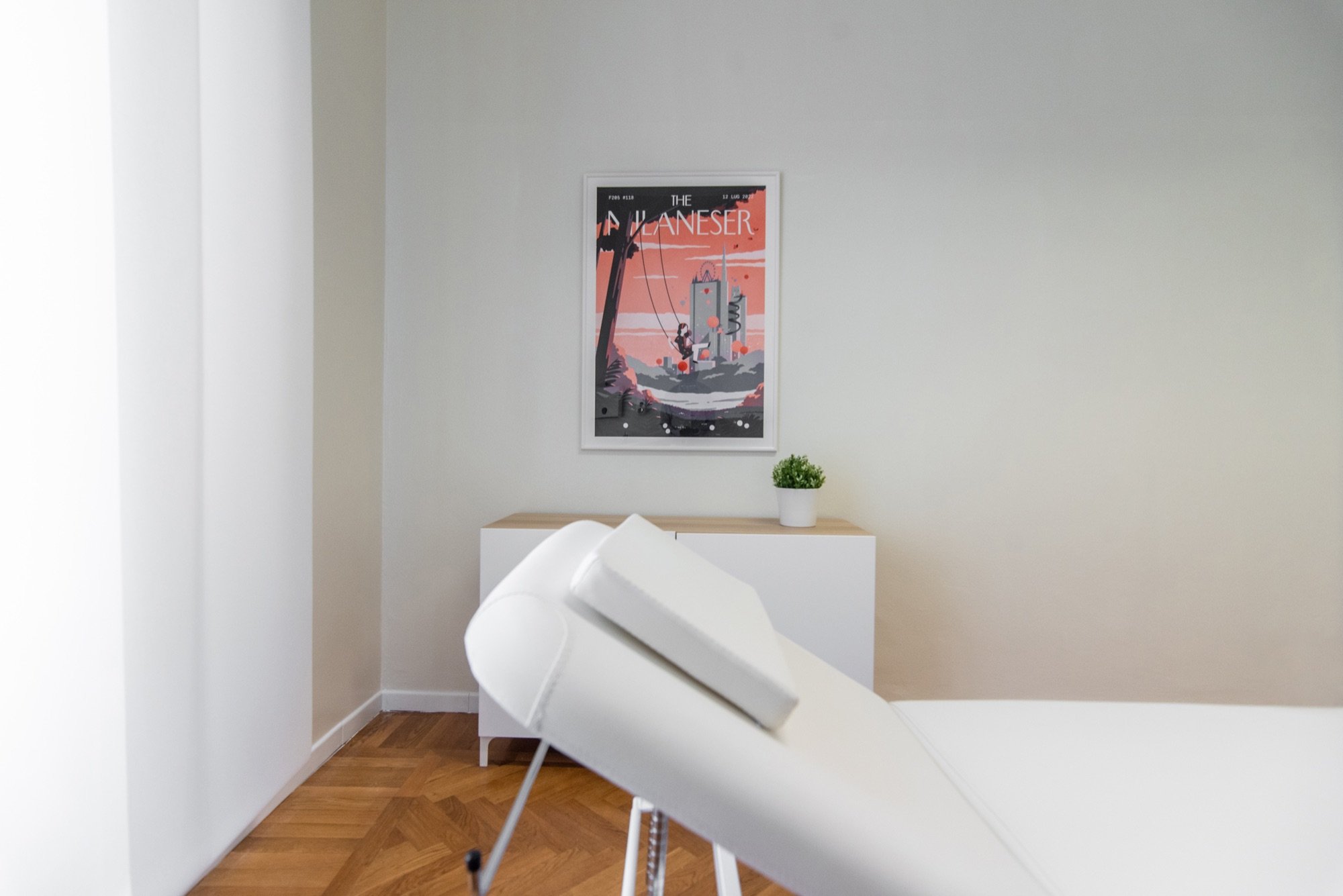 Lettino da visita con quadro e mobile basso in studio professionale Premium presso Spatium Santa Sofia, Milano