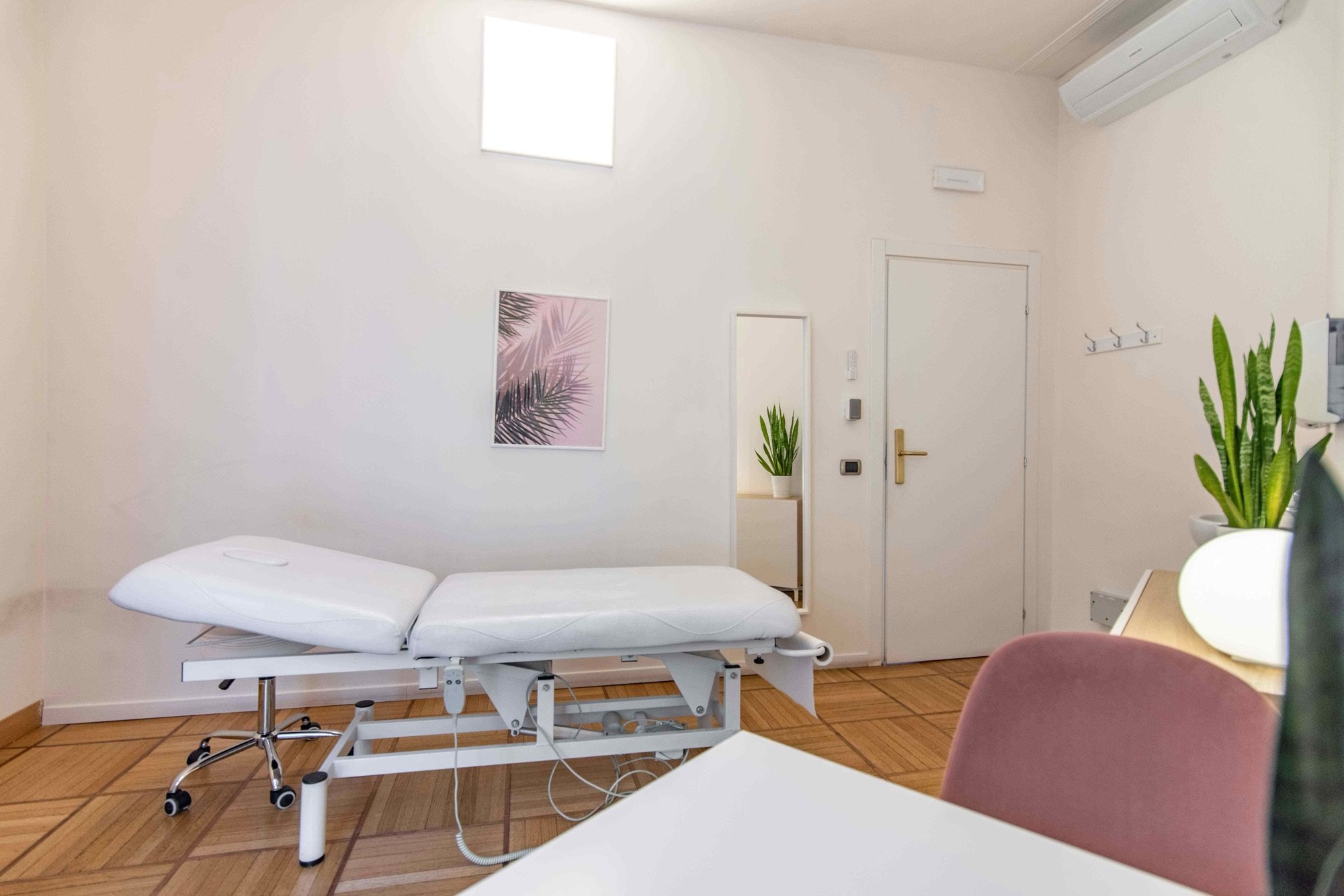Lettino da visita regolabile con mobile e pianta in studio professionale Premium presso Spatium Missori, Milano