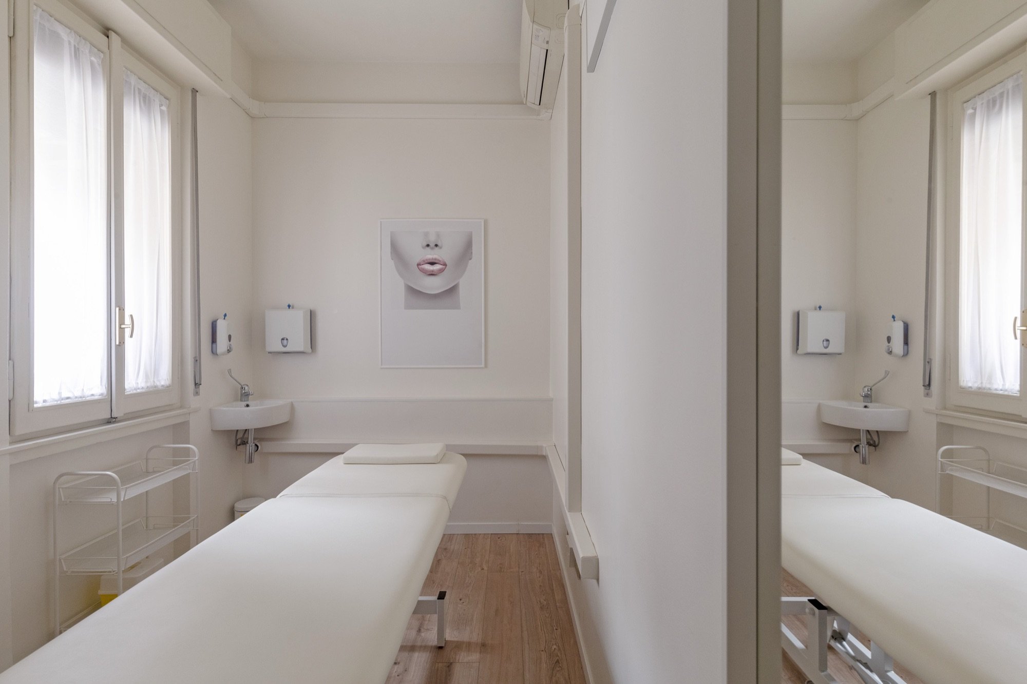 Lettino da visita in sala luminosa con lavabo in studio professionale Standard presso Spatium Duomo, Milano