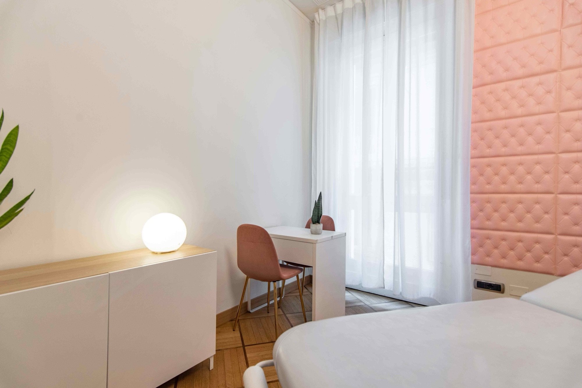 Lettino da visita con scrivania e pannello decorativo in studio professionale Premium presso Spatium Missori, Milano