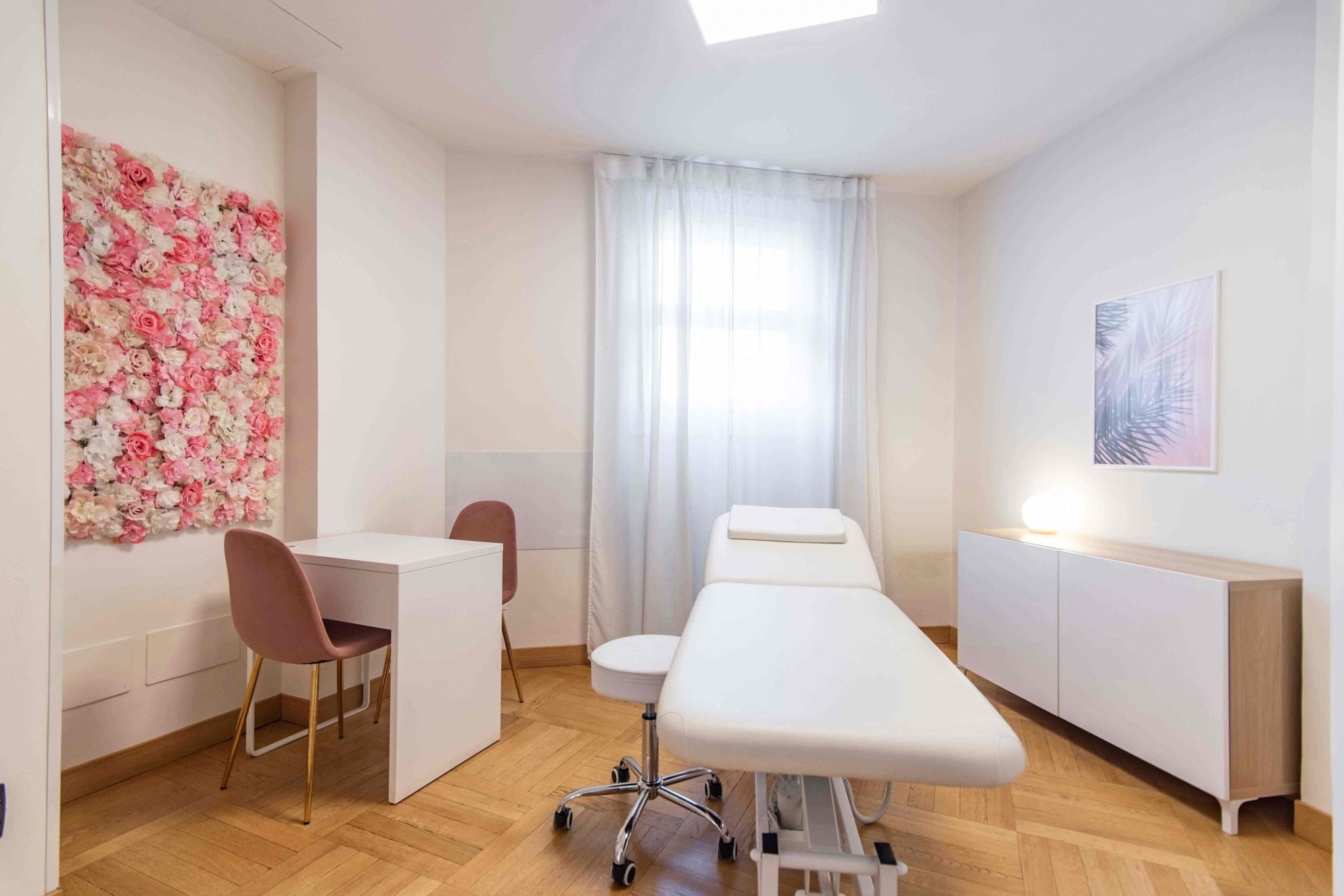 Lettino da visita con scrivania e quadro floreale in studio professionale Premium presso Spatium Missori, Milano