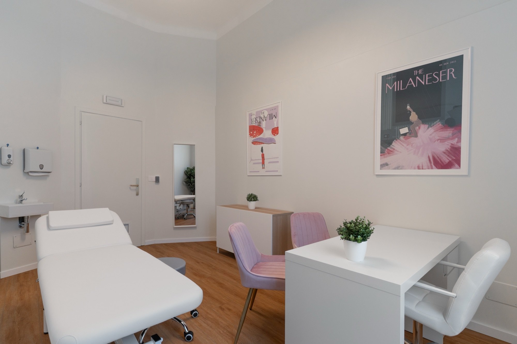 Lettino da visita con scrivania, sedute e poltroncina rosa in studio professionale Exclusive presso Spatium Corso Vercelli, Milano