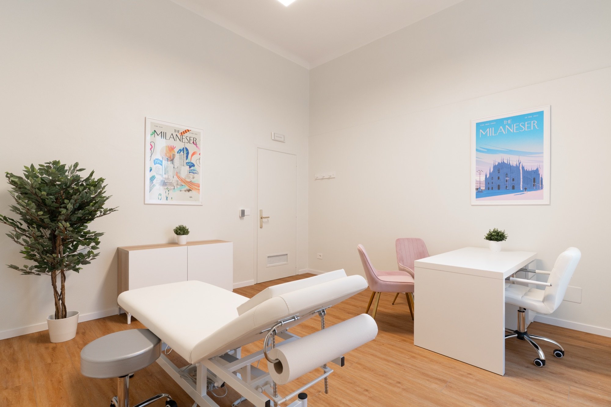Lettino da visita con scrivania e sedute rosa in studio professionale Lounge presso Spatium Corso Vercelli, Milano