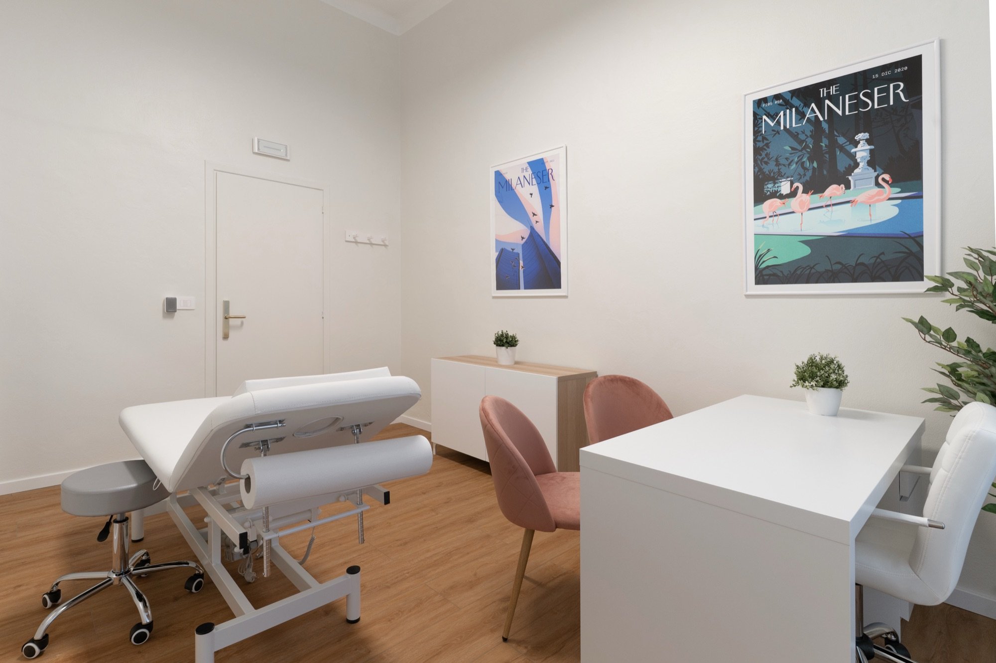 Lettino da visita con scrivania e sedute rosa in studio professionale Top presso Spatium Corso Vercelli, Milano