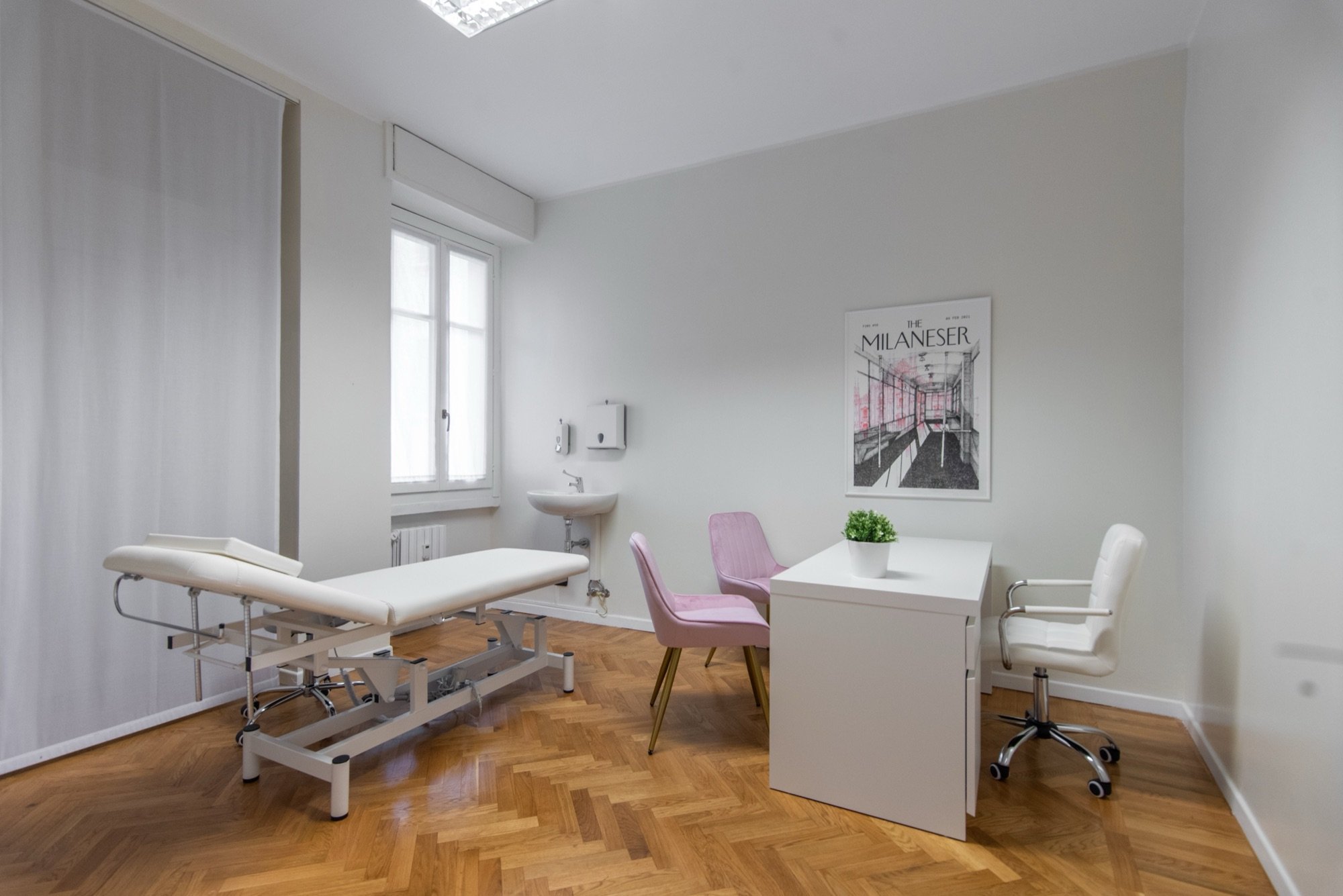 Lettino da visita con scrivania e sedute rosa in studio professionale Exclusive presso Spatium Santa Sofia, Milano