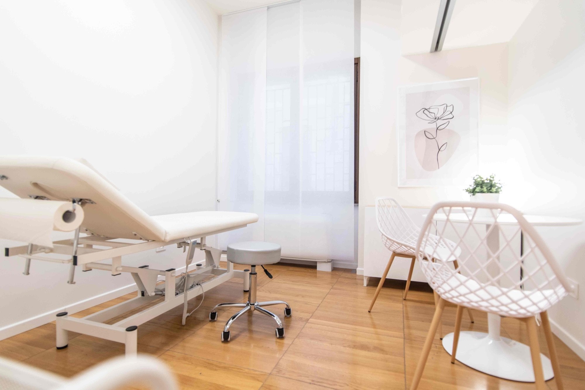 Lettino da visita con sedia vicino alla finestra in studio professionale Premium presso Spatium Corso Italia, Milano