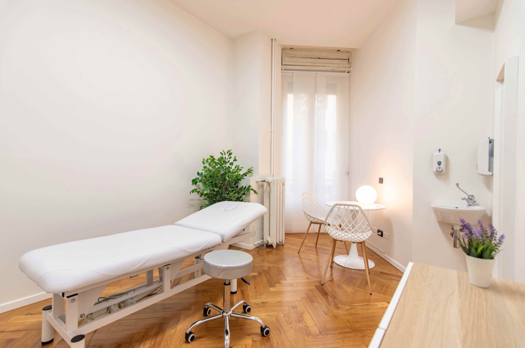 Lettino da visita con sedia e lavabo in studio professionale Premium presso Spatium Cinque Giornate, Milano
