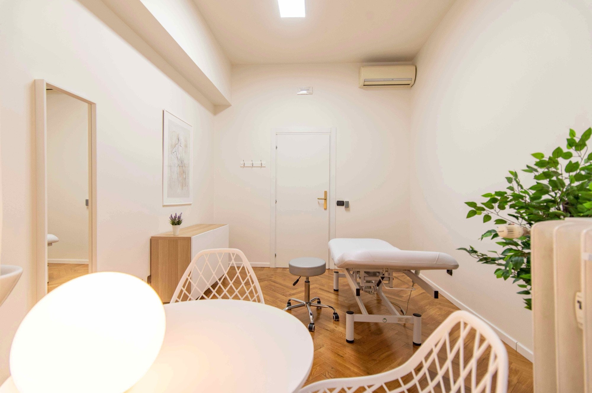 Vista ampia con lettino da visita e sedute in studio professionale Premium presso Spatium Cinque Giornate, Milano