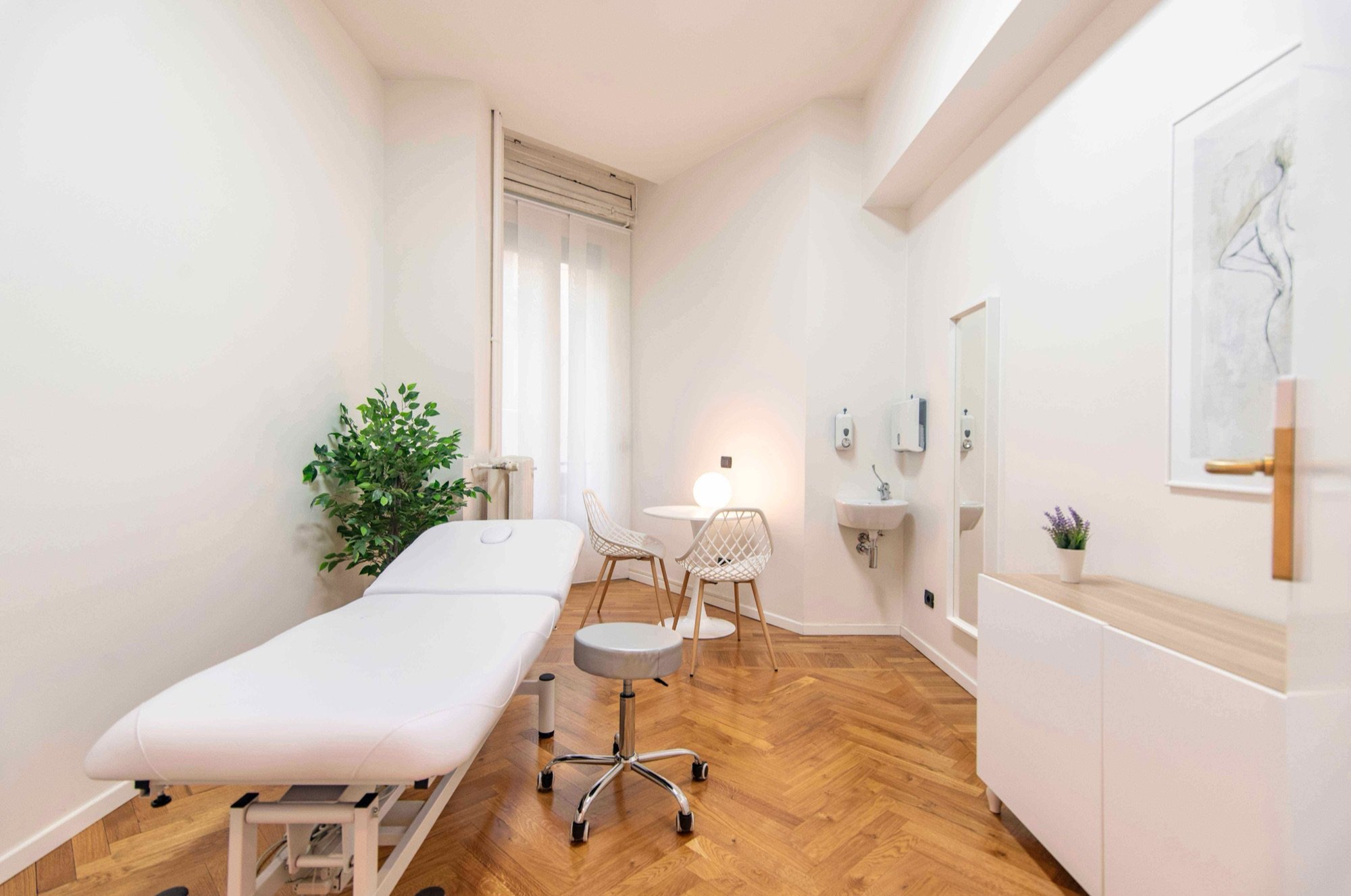 Lettino da visita con sgabello e lavabo in studio professionale Premium presso Spatium Cinque Giornate, Milano