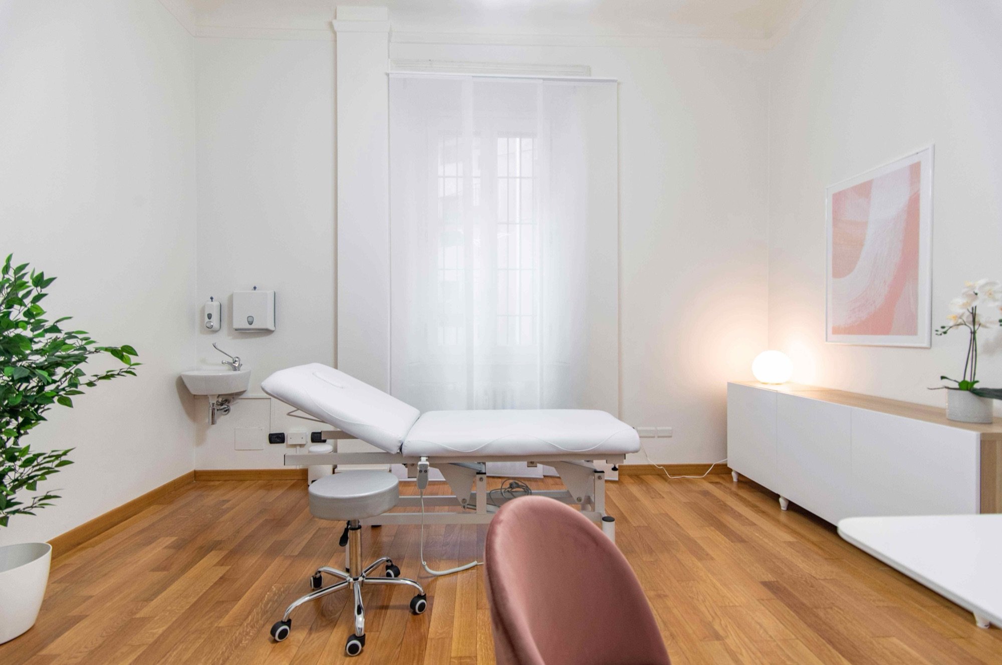 Lettino da visita con sgabello e mobile contenitore in studio professionale Exclusive presso Spatium Cinque Giornate, Milano