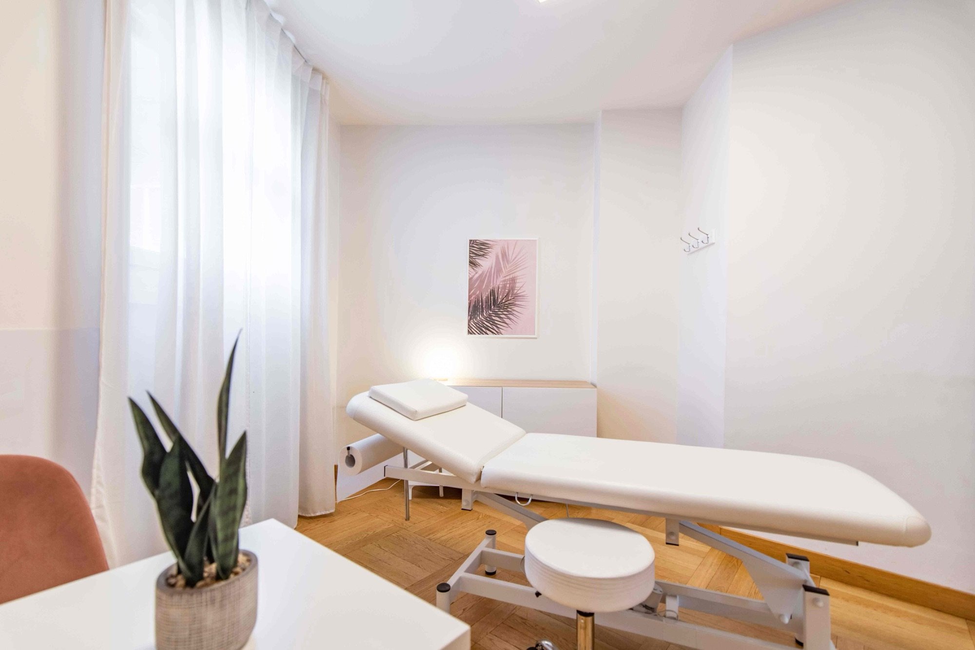Lettino da visita con sgabello, mobile e pianta in studio professionale Premium presso Spatium Missori, Milano