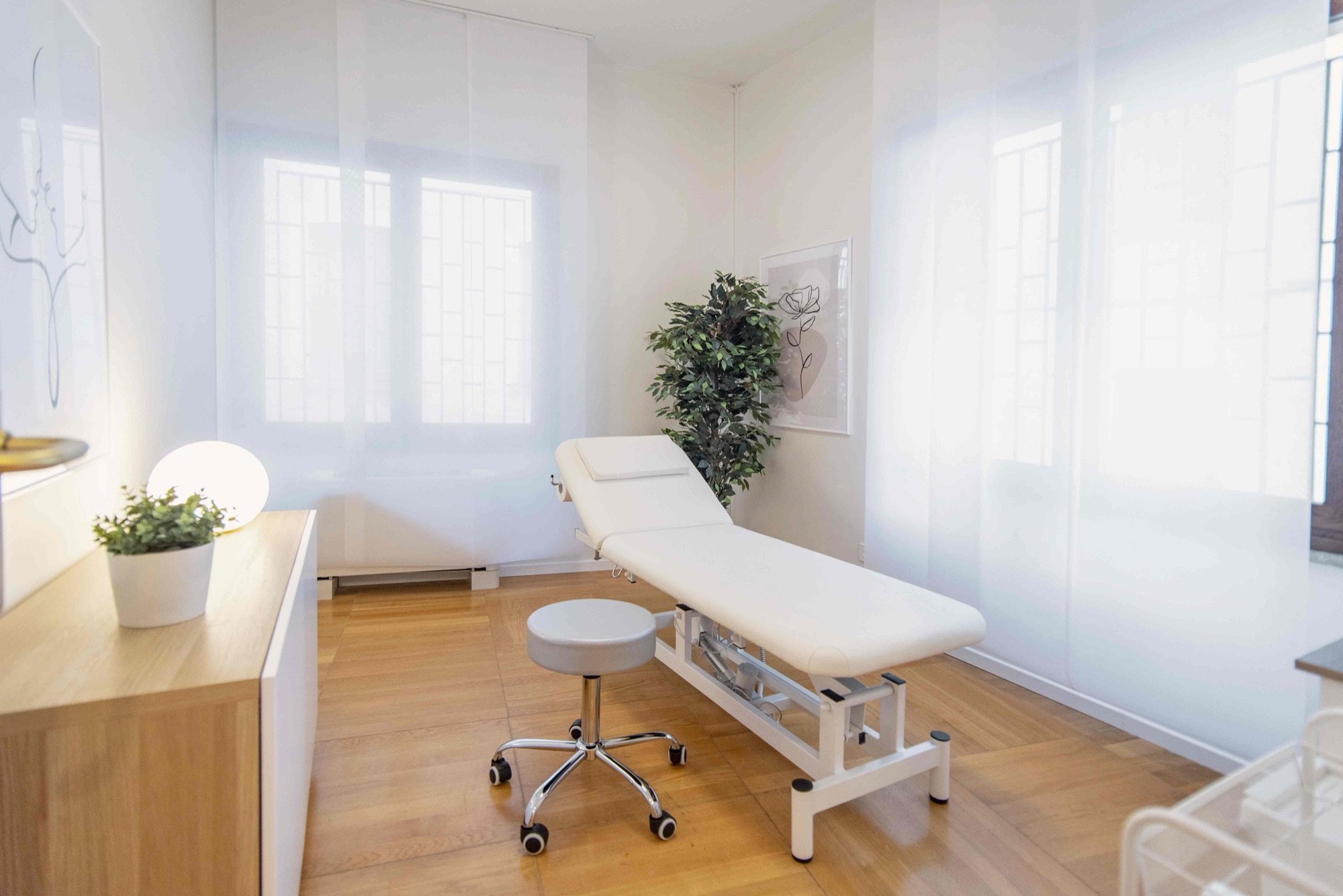 Lettino da visita con sgabello e pianta in studio professionale Premium presso Spatium Corso Italia, Milano
