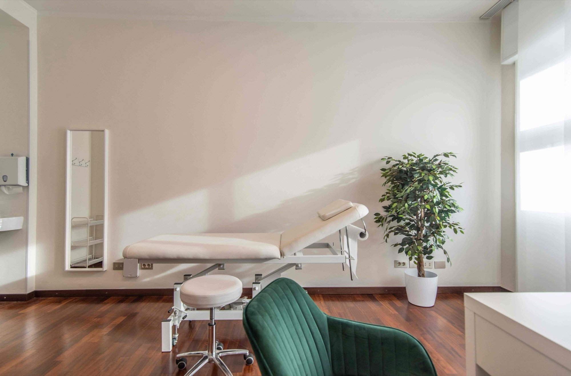 Lettino da visita con sgabello e poltroncina verde in studio professionale Lounge presso Spatium Duomo, Milano
