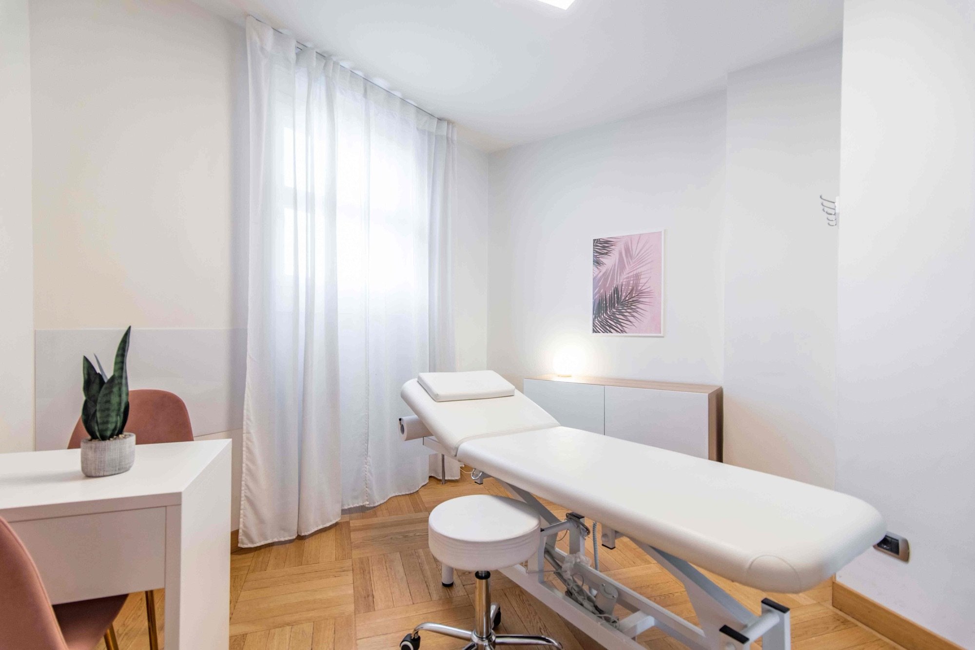 Lettino da visita con sgabello e quadro decorativo in studio professionale Premium presso Spatium Missori, Milano