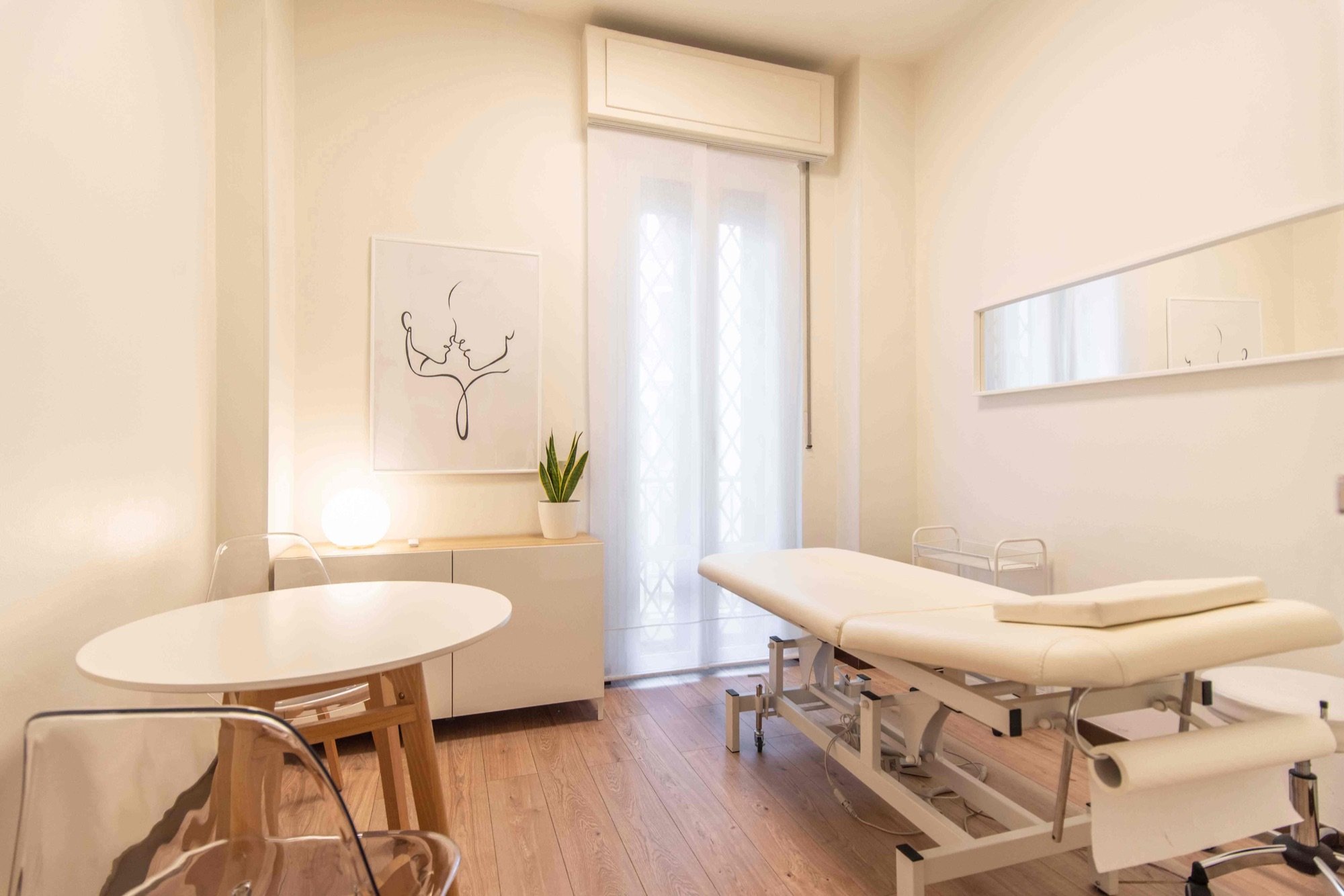 Lettino da visita con tavolino, mobile e finestra in studio professionale Premium presso Spatium Duomo, Milano