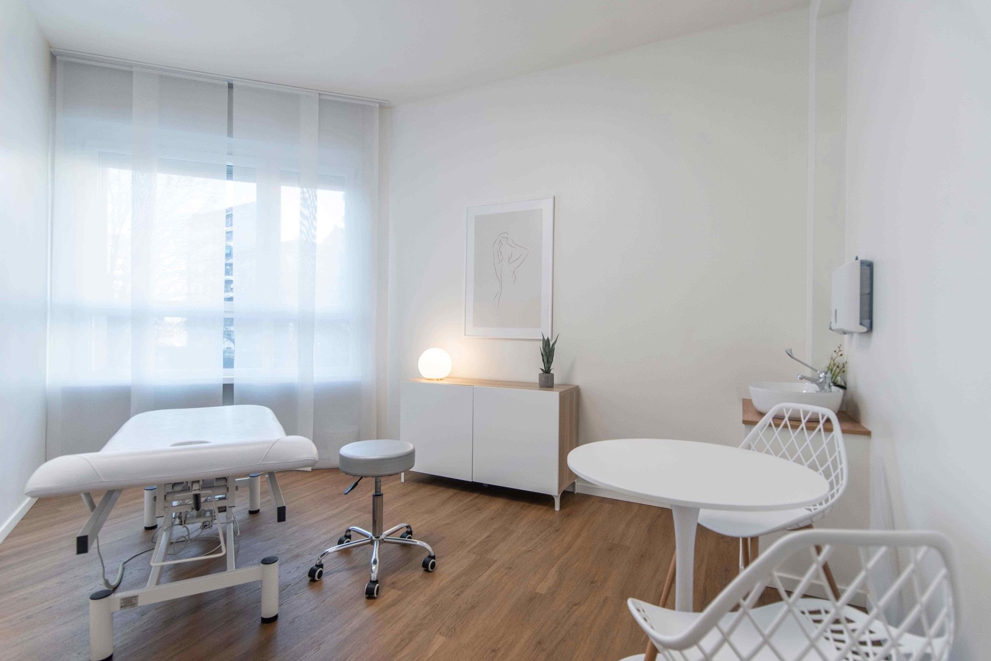 Lettino da visita con tavolino e mobile illuminato in studio professionale Premium presso Spatium Porta Romana, Milano