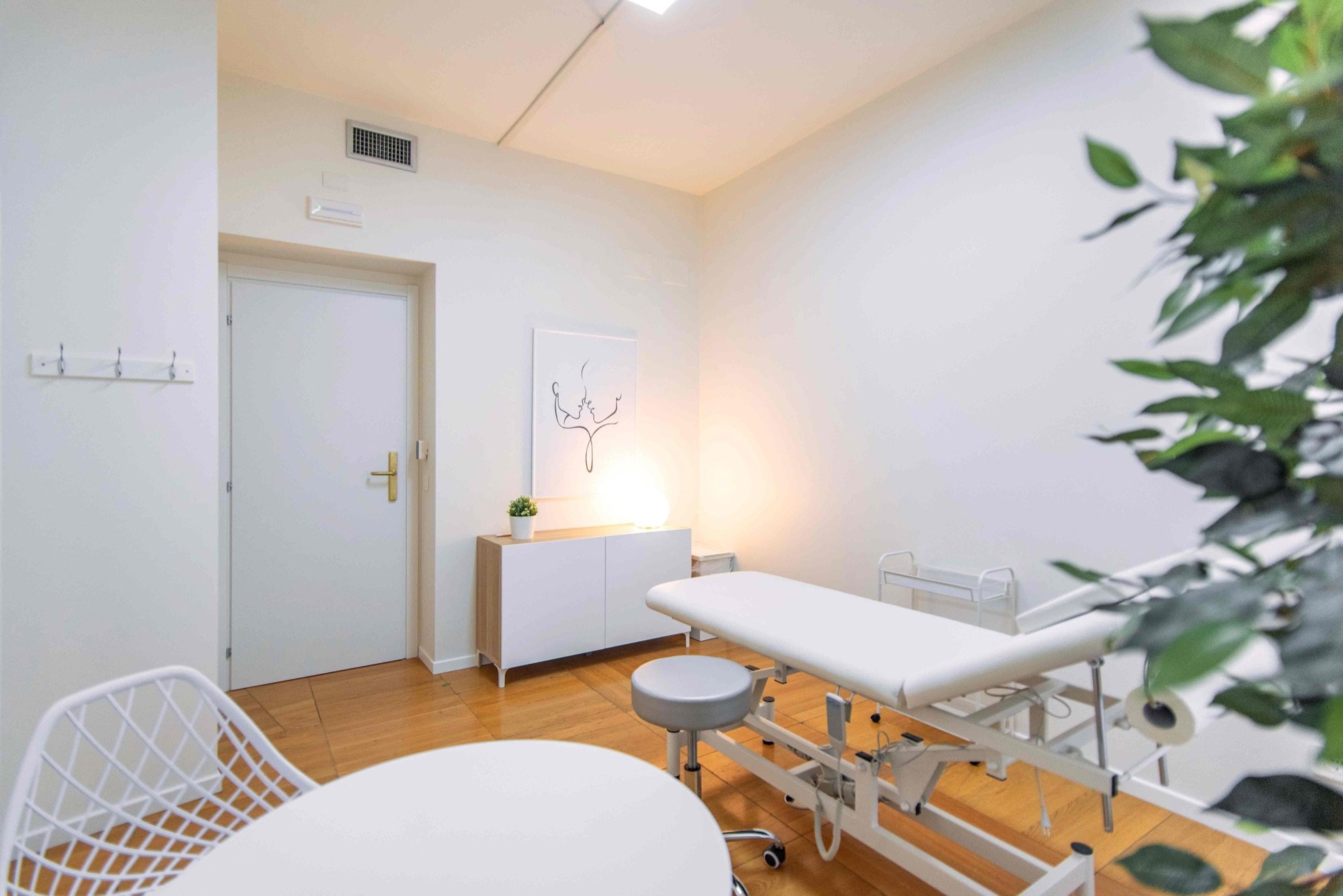 Lettino da visita con tavolino e pianta in studio professionale Premium presso Spatium Corso Italia, Milano