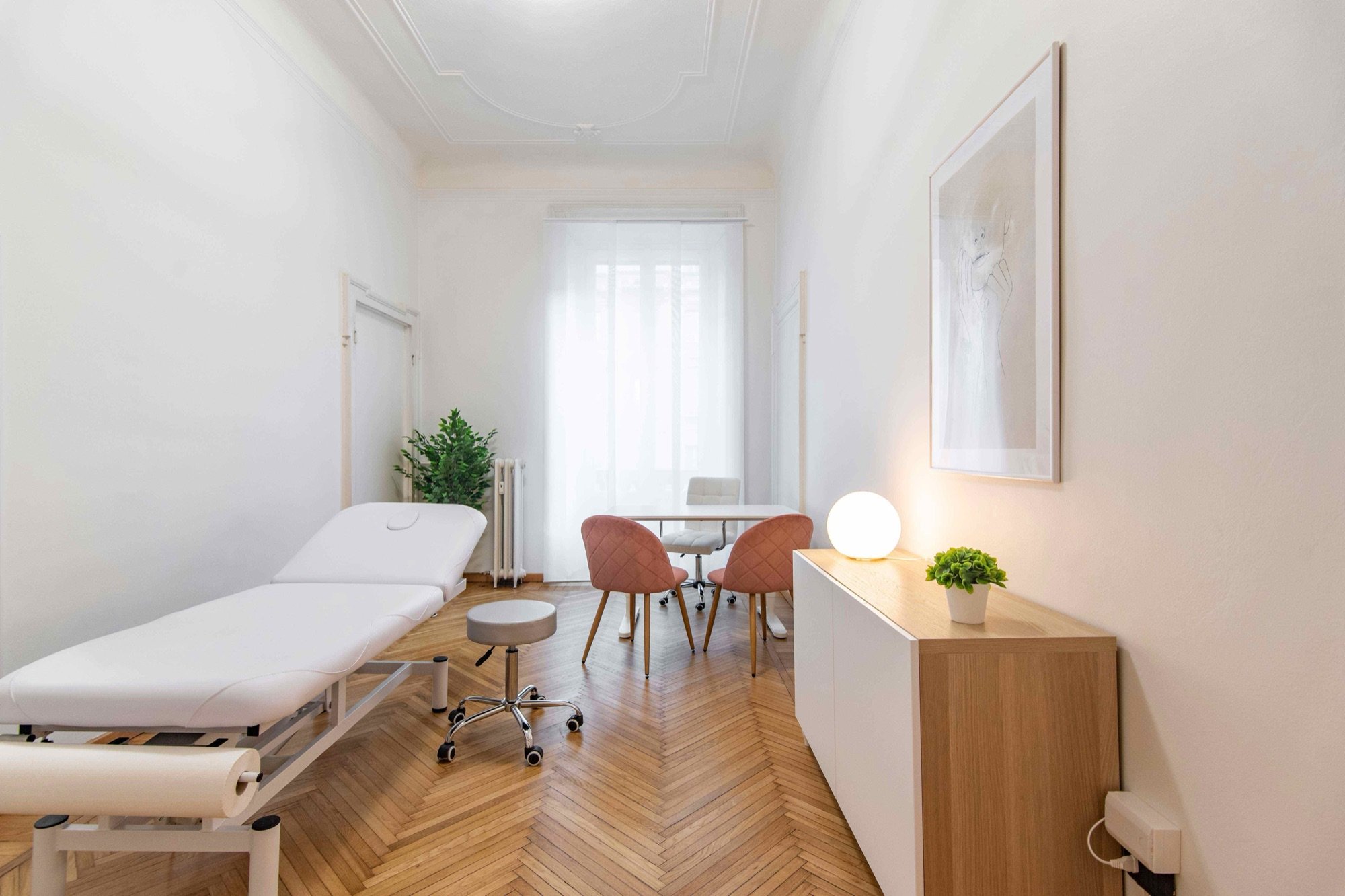 Lettino da visita con tavolo e arredi in studio professionale Exclusive presso Spatium Cinque Giornate, Milano