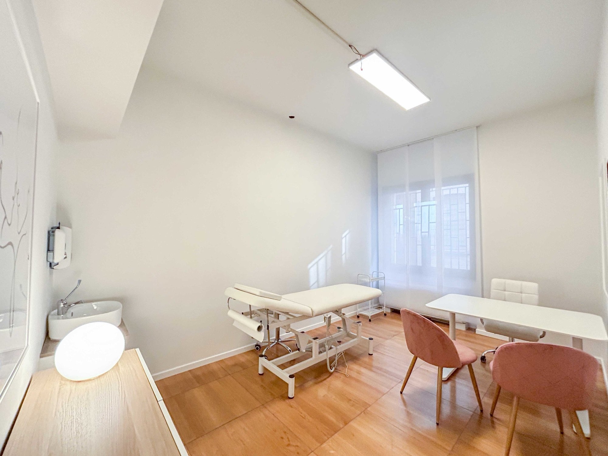 Vista ampia con lettino da visita e tavolo colloquio in studio professionale Exclusive presso Spatium Corso Italia, Milano