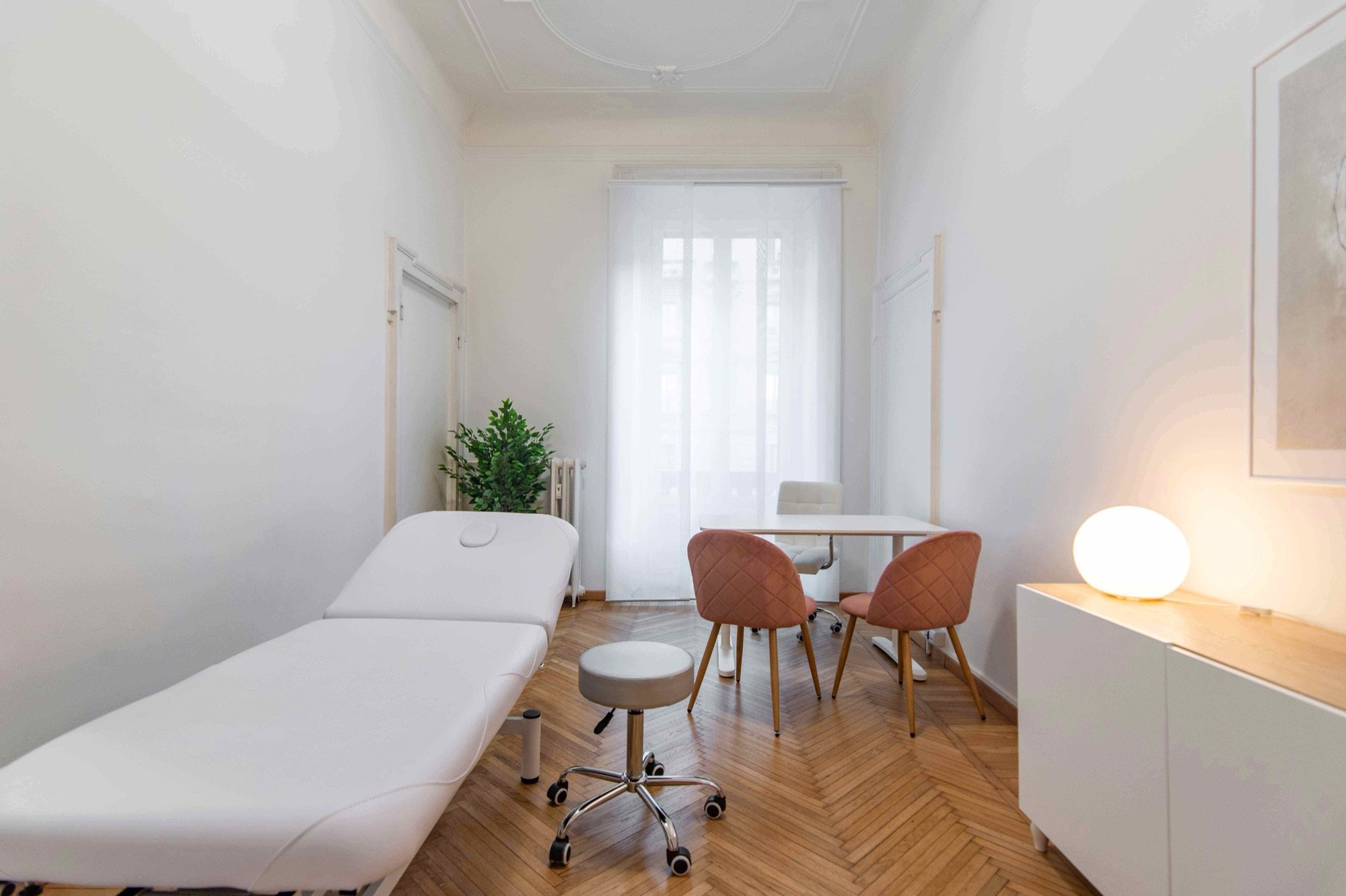 Lettino da visita e tavolo per colloquio in studio professionale Exclusive presso Spatium Cinque Giornate, Milano