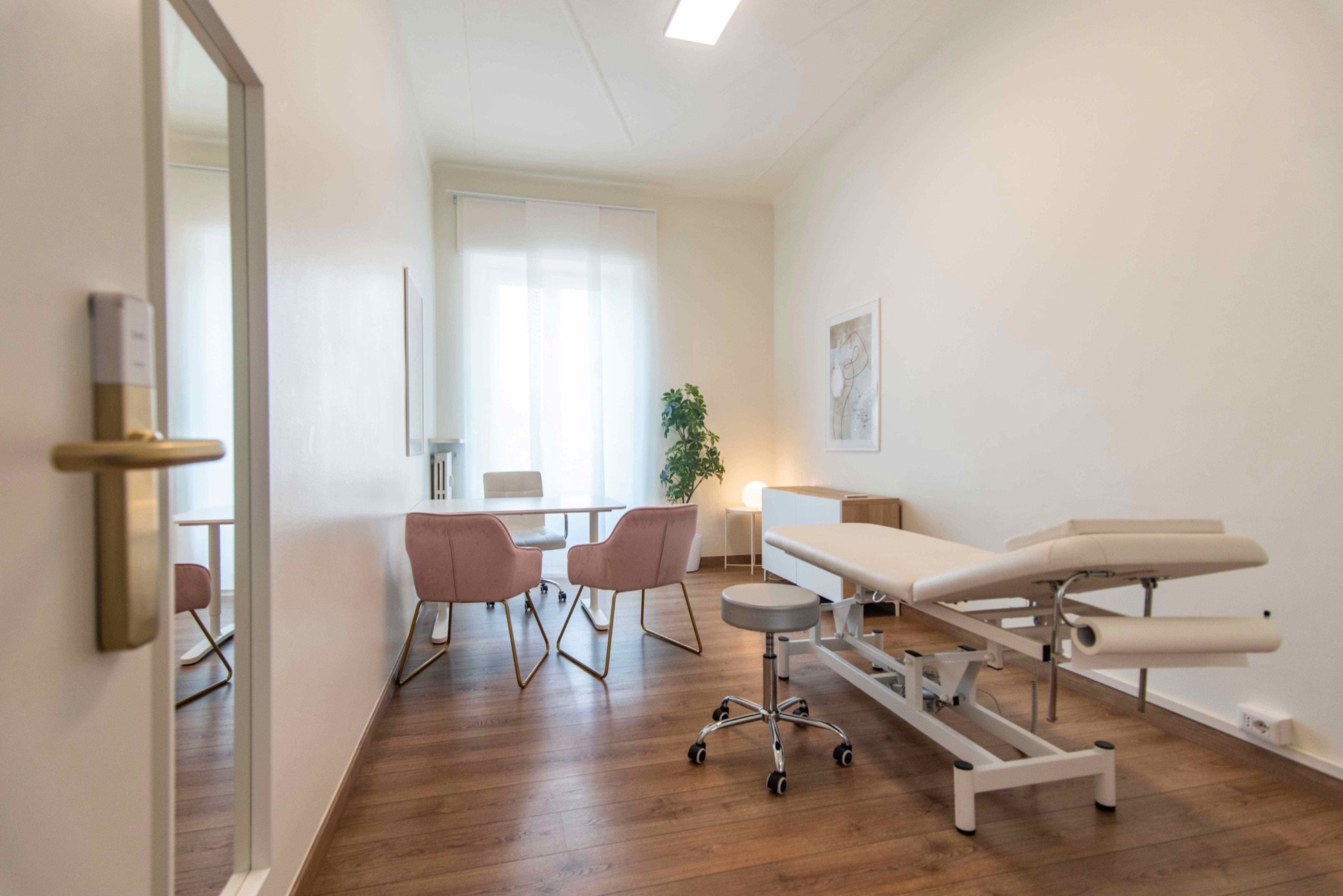 Vista ampia con lettino da visita e tavolo colloquio in studio professionale Exclusive presso Spatium Policlinico, Milano