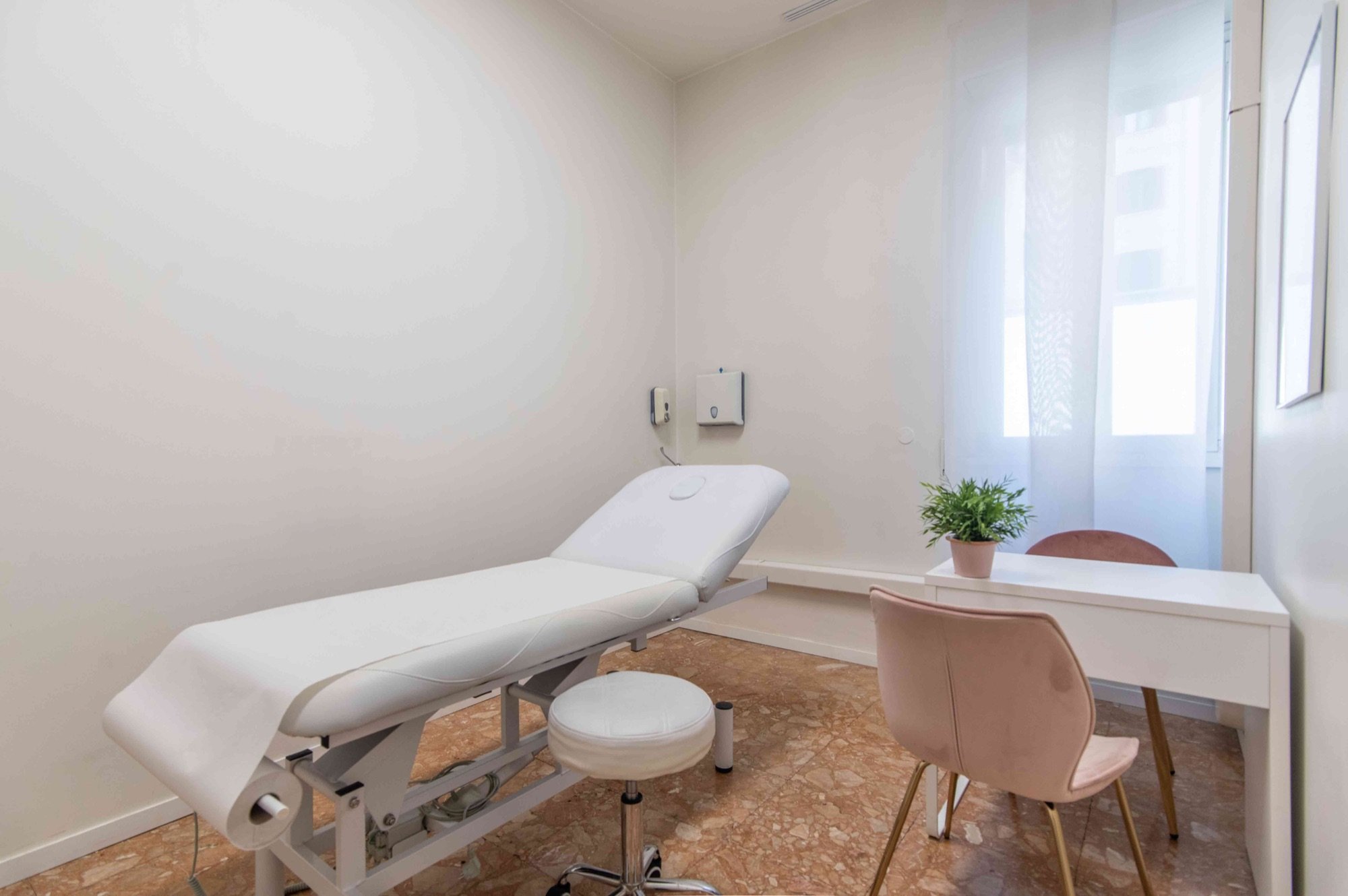 Lettino da visita con tavolo colloquio e finestra in studio professionale Premium presso Spatium Repubblica, Milano