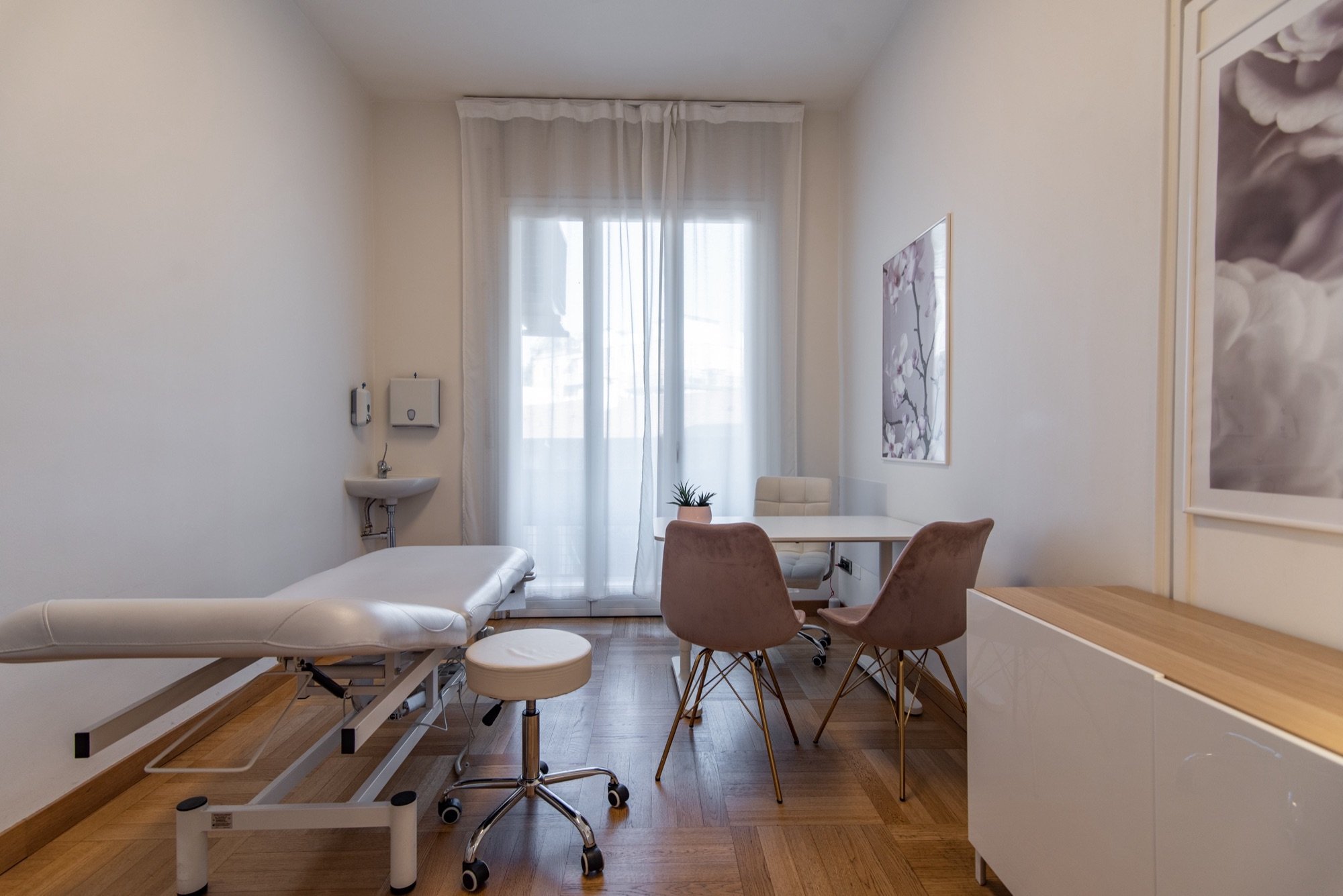 Lettino da visita con tavolo colloquio e finestra in studio professionale Top presso Spatium Missori, Milano